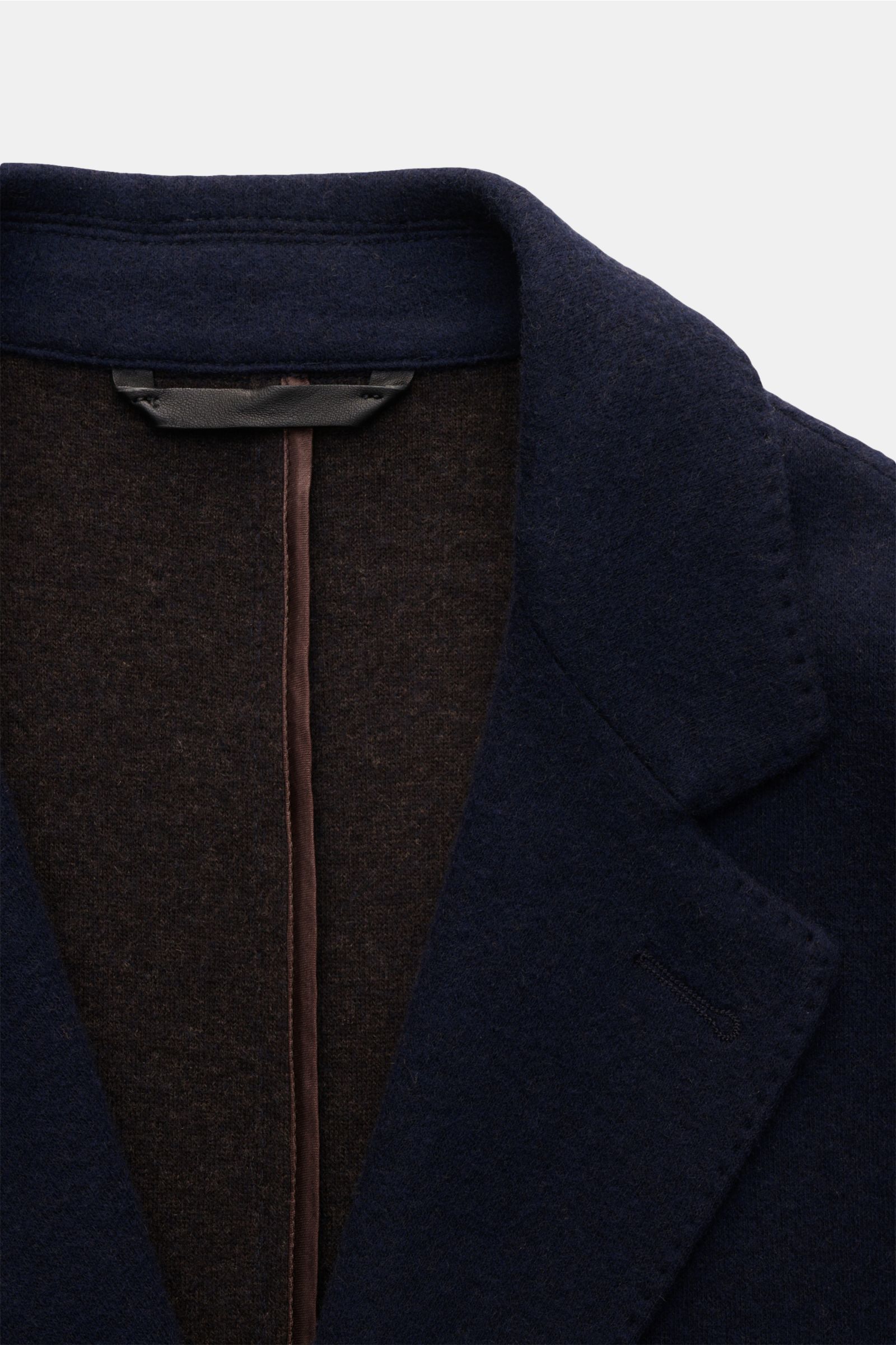 Manzoni 24 Kurzmantel navy in Slim Fit, von oben fotografiert, aus weichem Cashmere-Woll-Mix mit fallendem Revers, drei Knöpfen.