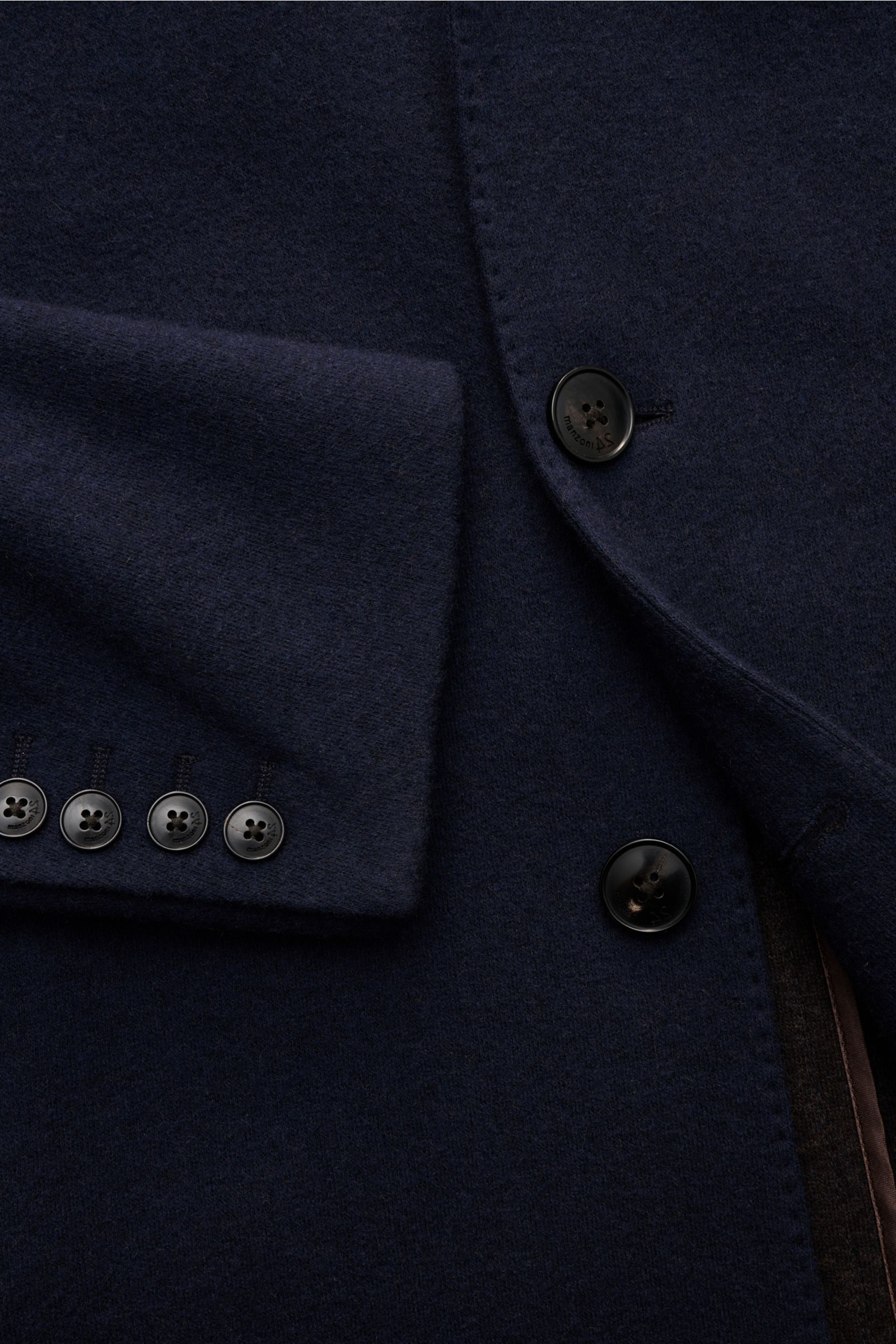 Manzoni 24 Kurzmantel navy aus Cashmere-Woll-Mix, Slim Fit, Drei-Knopf-Leiste, fallendes Revers, Pattentaschen, Ärmeln mit Knöpfen, Nahaufnahme von vorne.