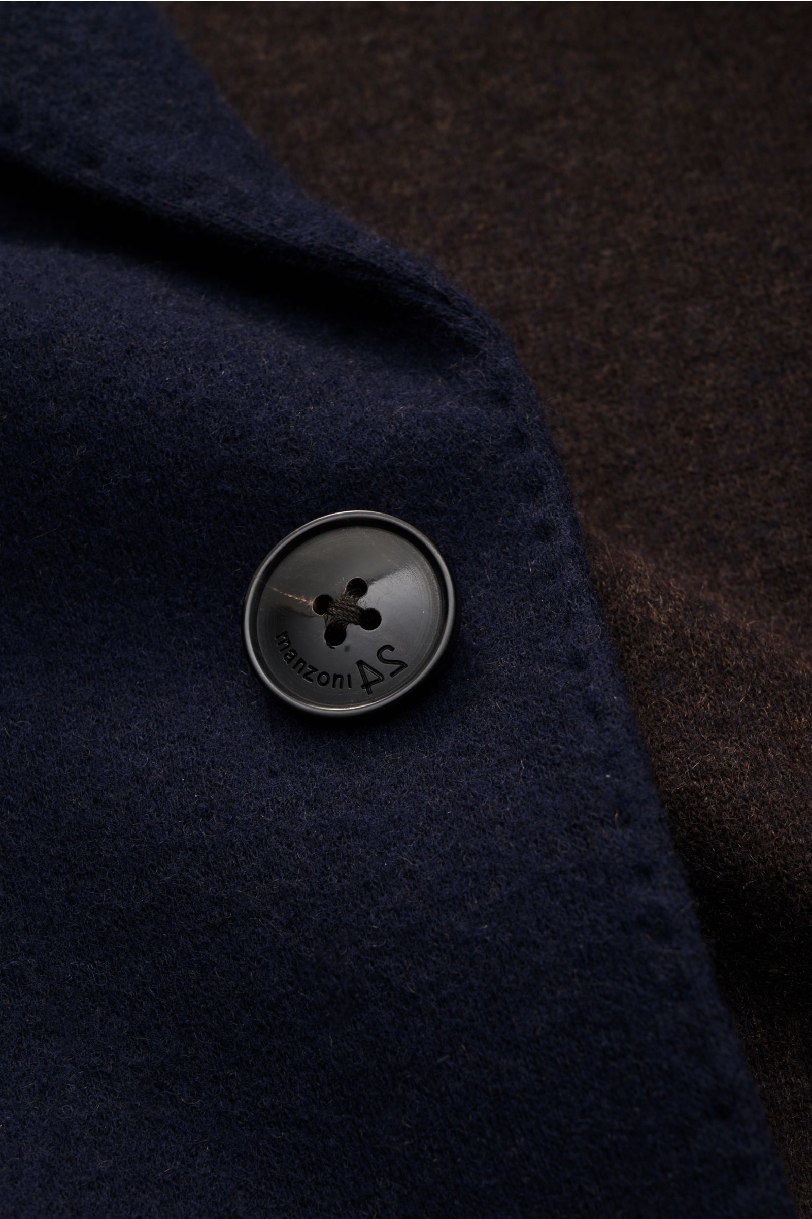 Manzoni 24 Kurzmantel navy Detailaufnahme von Knopf mit Logo auf weichem Cashmere-Woll-Mix, Slim Fit, fallendes Revers, leichte Qualität.