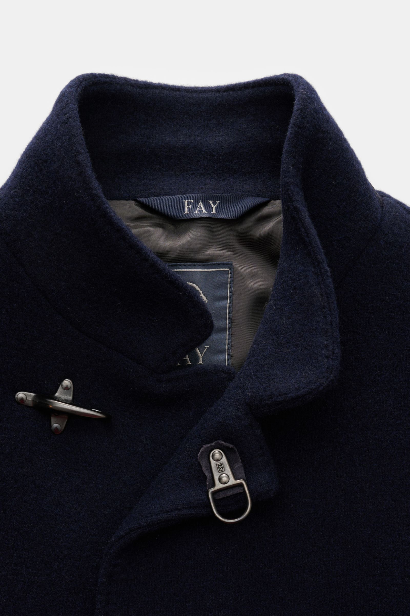 Close-up front view of Fay Jersey-Mantel 'Duty Coat' navy with a flexible classic design, featuring a wool-microfiber jersey blend, soft melierte texture, slim fit, three-button placket, variable collar with leather trim, signature carabiner closure, phot