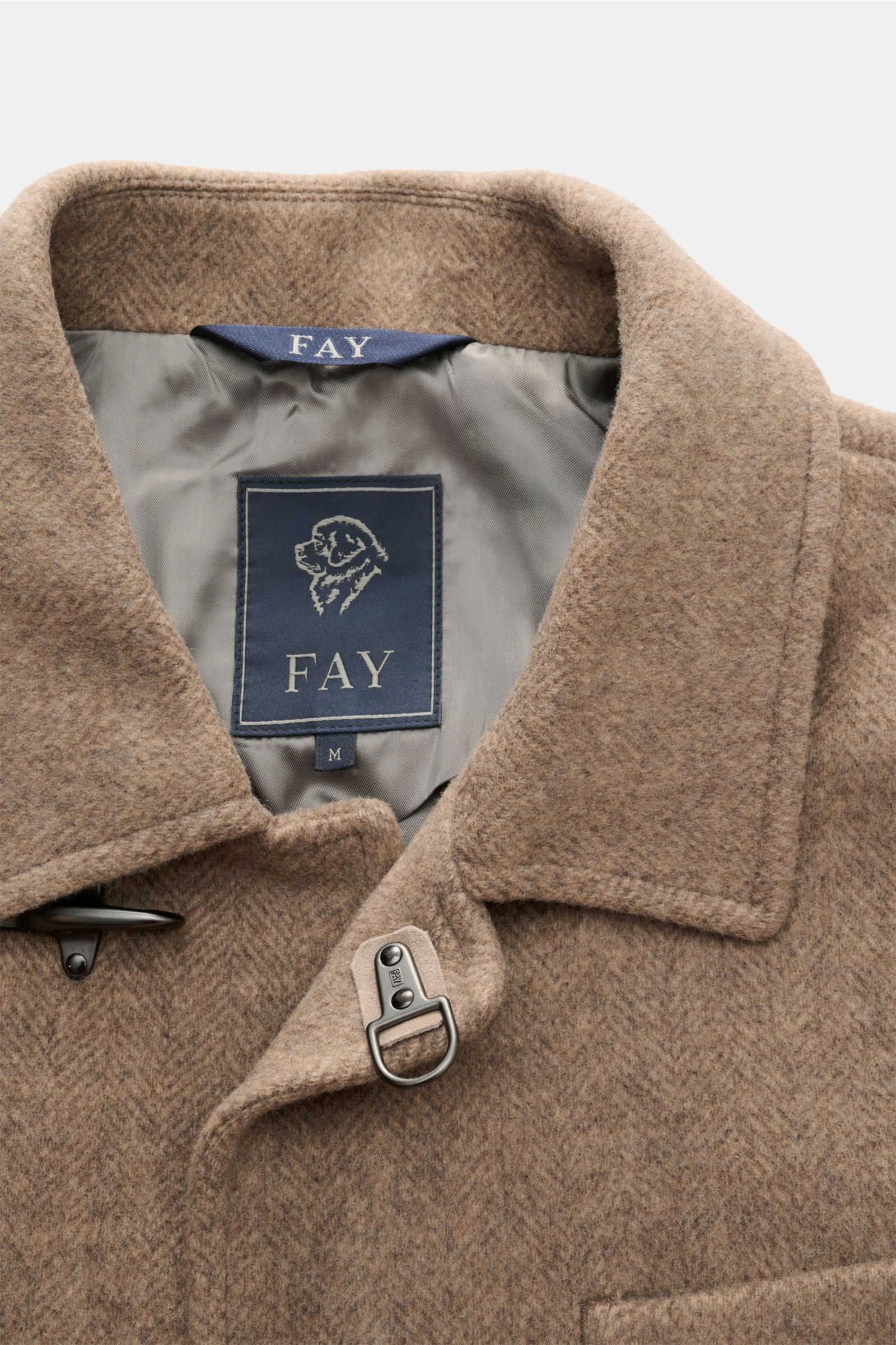Close-up front view of Fay Mantel beige meliert showing unconstructed wool-microfiber mix fabric, soft texture, slim fit, three-button placket, collar with signature carabiner closure, classic chest pocket, and lining details.