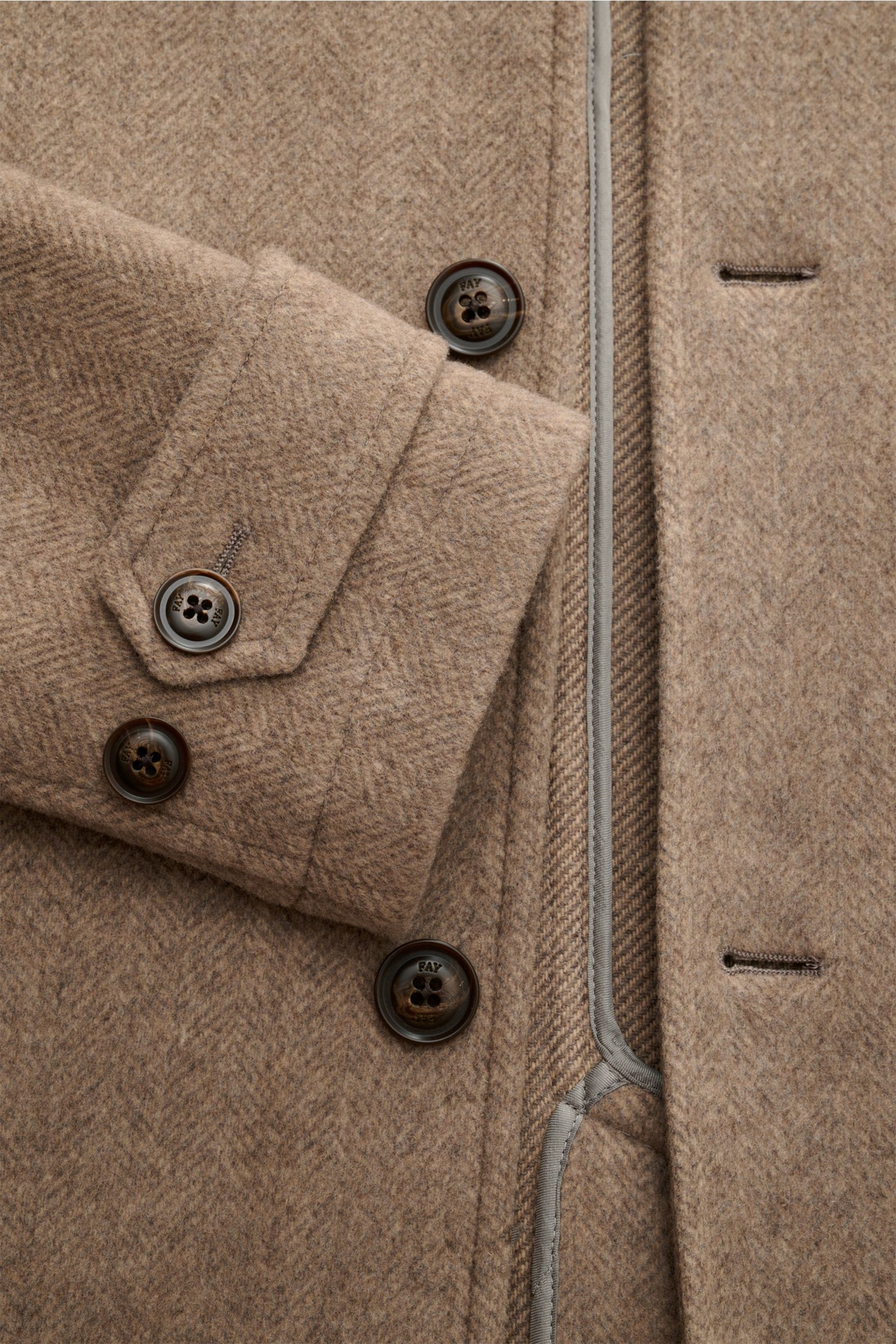Close-up front view of Fay Mantel beige meliert showing soft wool-microfiber mix fabric with subtle herringbone pattern, three-button placket, sleeve cuffs with button tabs, and fine stitching details.

Flexibler Klassiker für Job und Alltag: Dieser Un