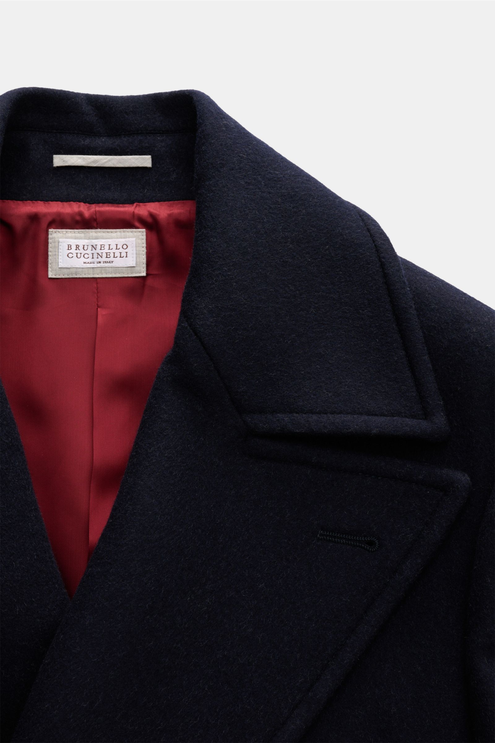 Brunello Cucinelli Wollmantel navy, Detailaufnahme von oben, weiche reine Wolle, breiter Reverskragen, rotes Innenfutter sichtbar.