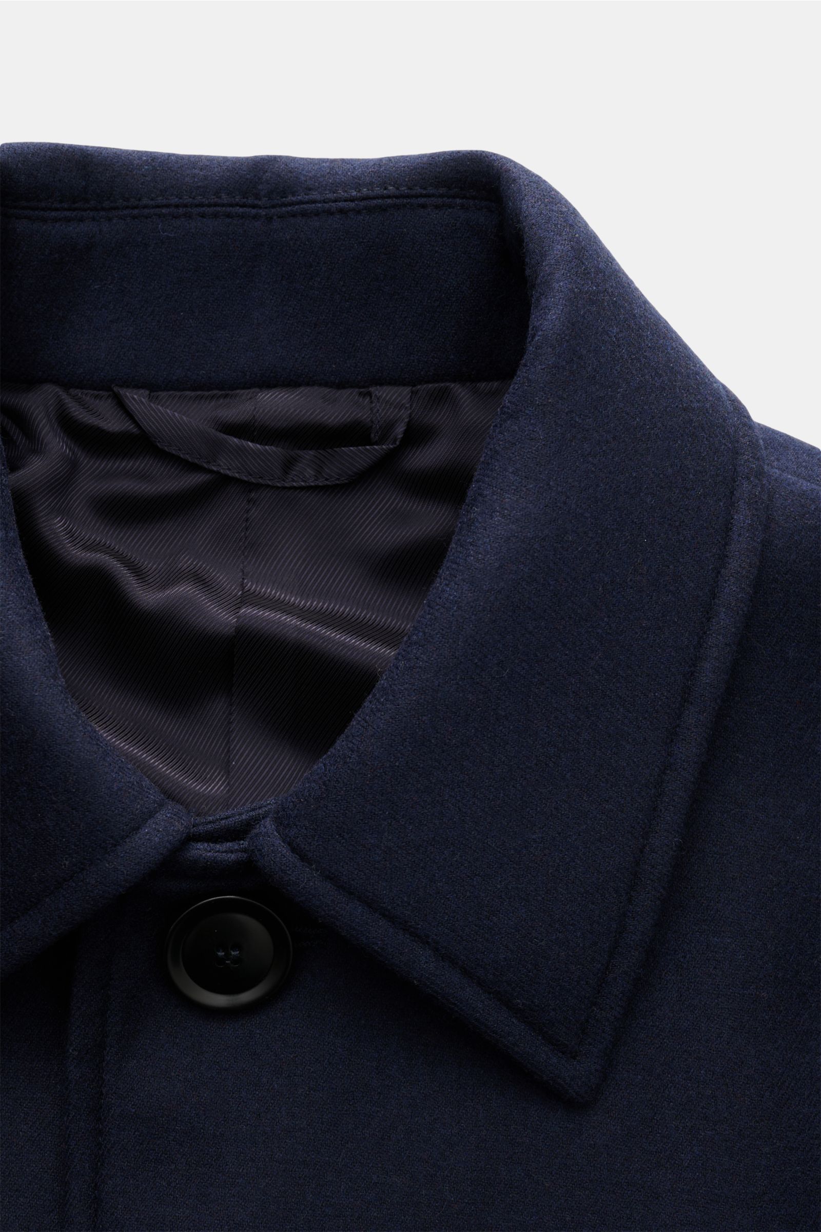 Doppiaa Mantel 'Aaladin' navy aus Woll-Mix, Detailansicht Kragen, vier Knöpfe, weicher Griff, schwere Qualität, halb gefüttert.