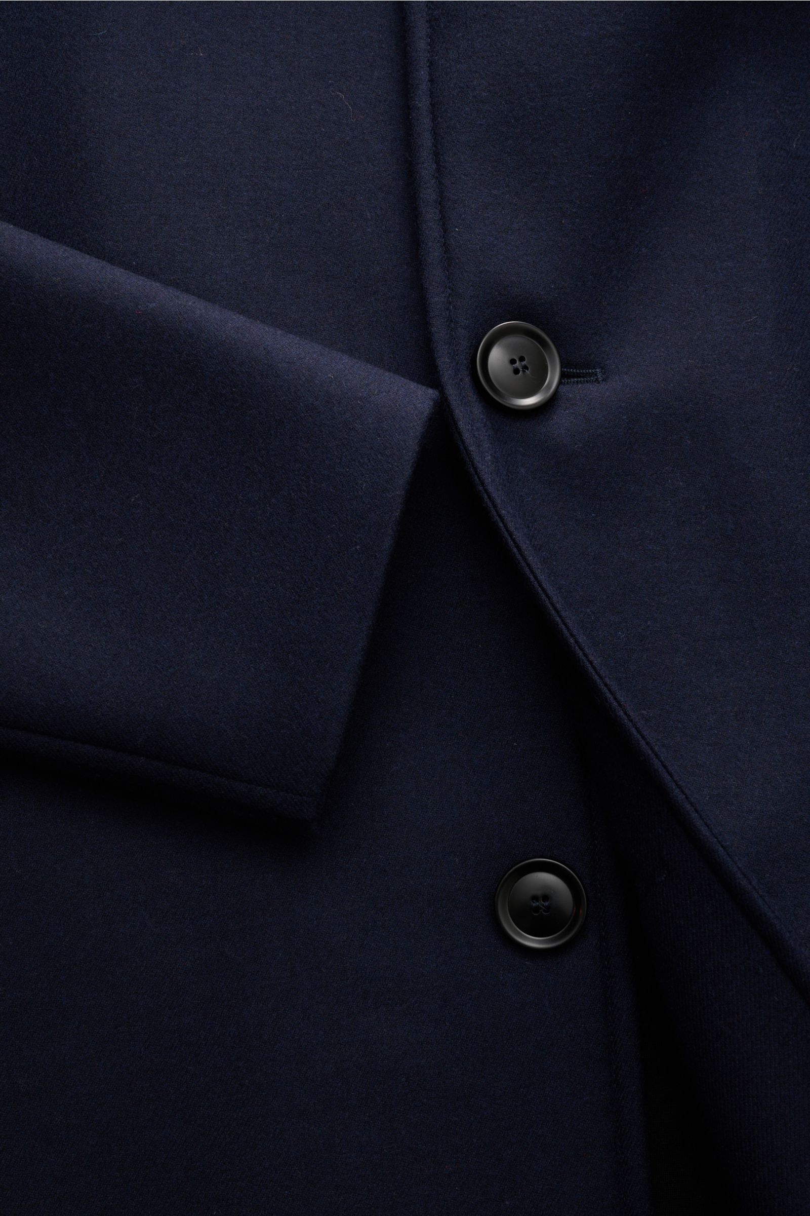 Doppiaa Mantel 'Aaladin' navy in Detailaufnahme von vorne, Woll-Mix, Regular Fit, Vier-Knopf-Leiste, Umlegekragen, schräge Taschen, weicher Griff, halb gefüttert.