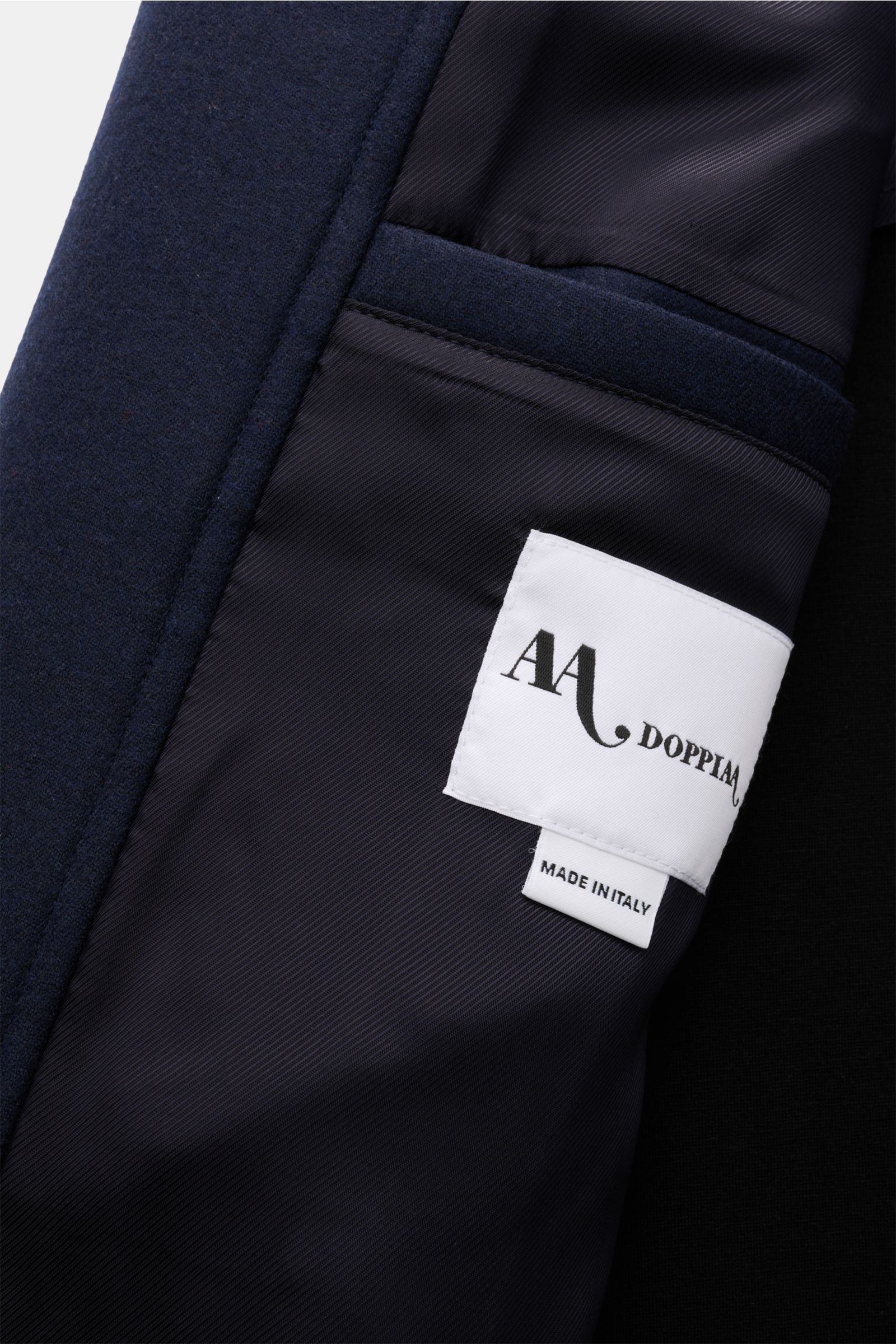 Innenseite des Doppiaa Mantels 'Aaladin' navy aus Woll-Mix mit Label und feiner Innenfütterung, Detailaufnahme von innen.