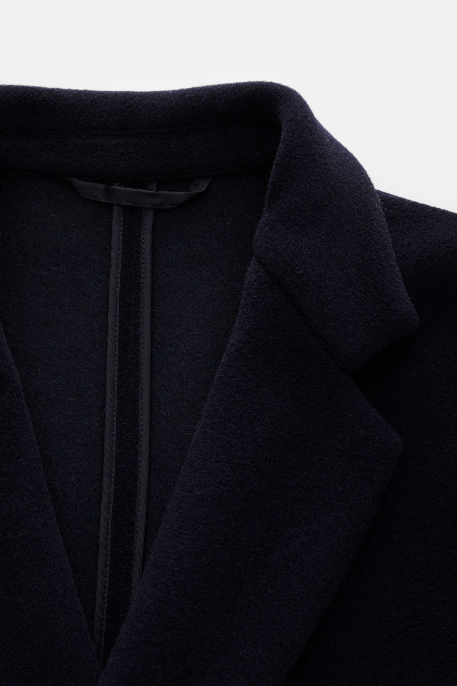 Doppiaa Mantel 'Aajax' navy, Detailaufnahme Revers und Kragen, weicher Alpaka-Wollmix, Regular Fit, unstrukturierter Schnitt, einreihiger Knopf.
