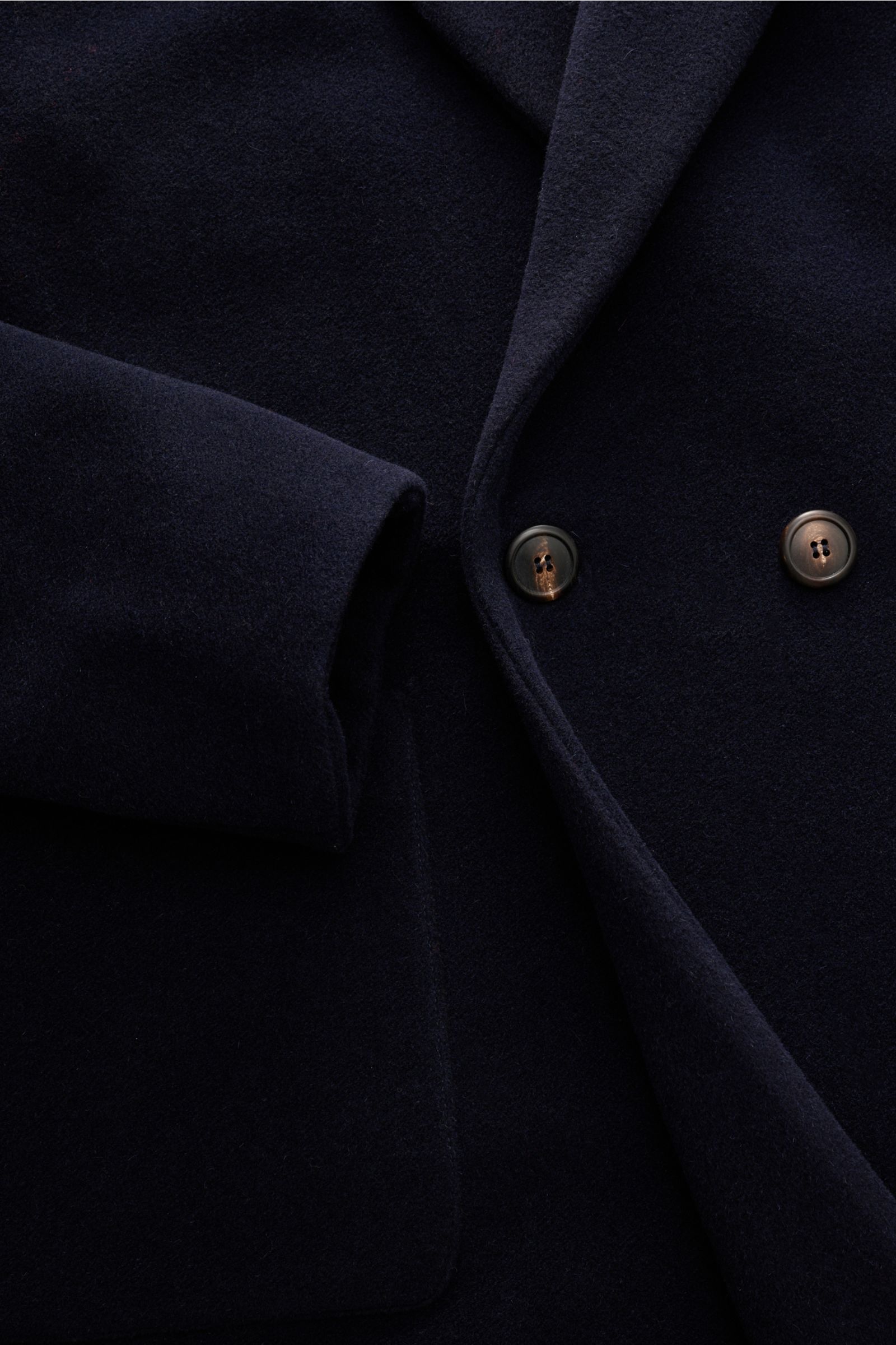 Nahaufnahme von Doppiaa Mantel 'Aajax' navy aus Alpakawolle, Regular Fit, zweireihig mit Ein-Knopf, fallendem Revers und Taschen.