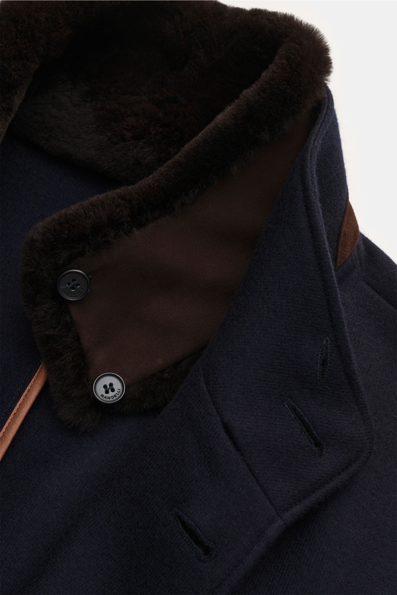 Mandelli Jersey-Mantel navy in Nahaufnahme, abnehmbarer Nerzkragen, Ziegenlederdetails, Cashmere-Jersey, schlanker Schnitt, elegant.