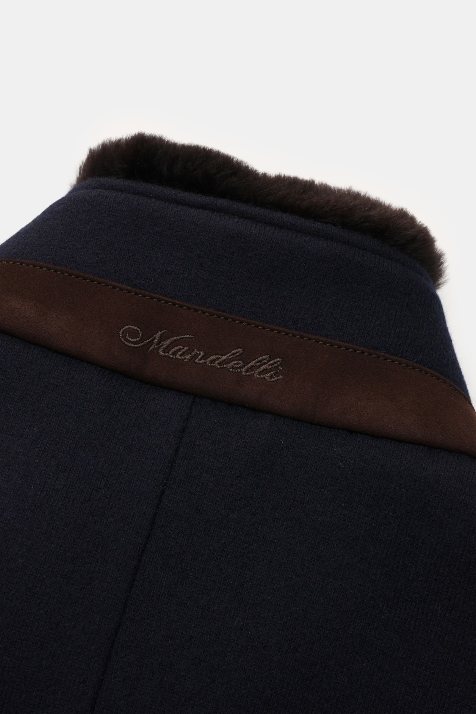 Mandelli Jersey-Mantel navy, Nahaufnahme Rücken mit abnehmbarem Nerzkragen, Ziegenleder-Besatz und gesticktem Logo, Slim Fit, stehend.
