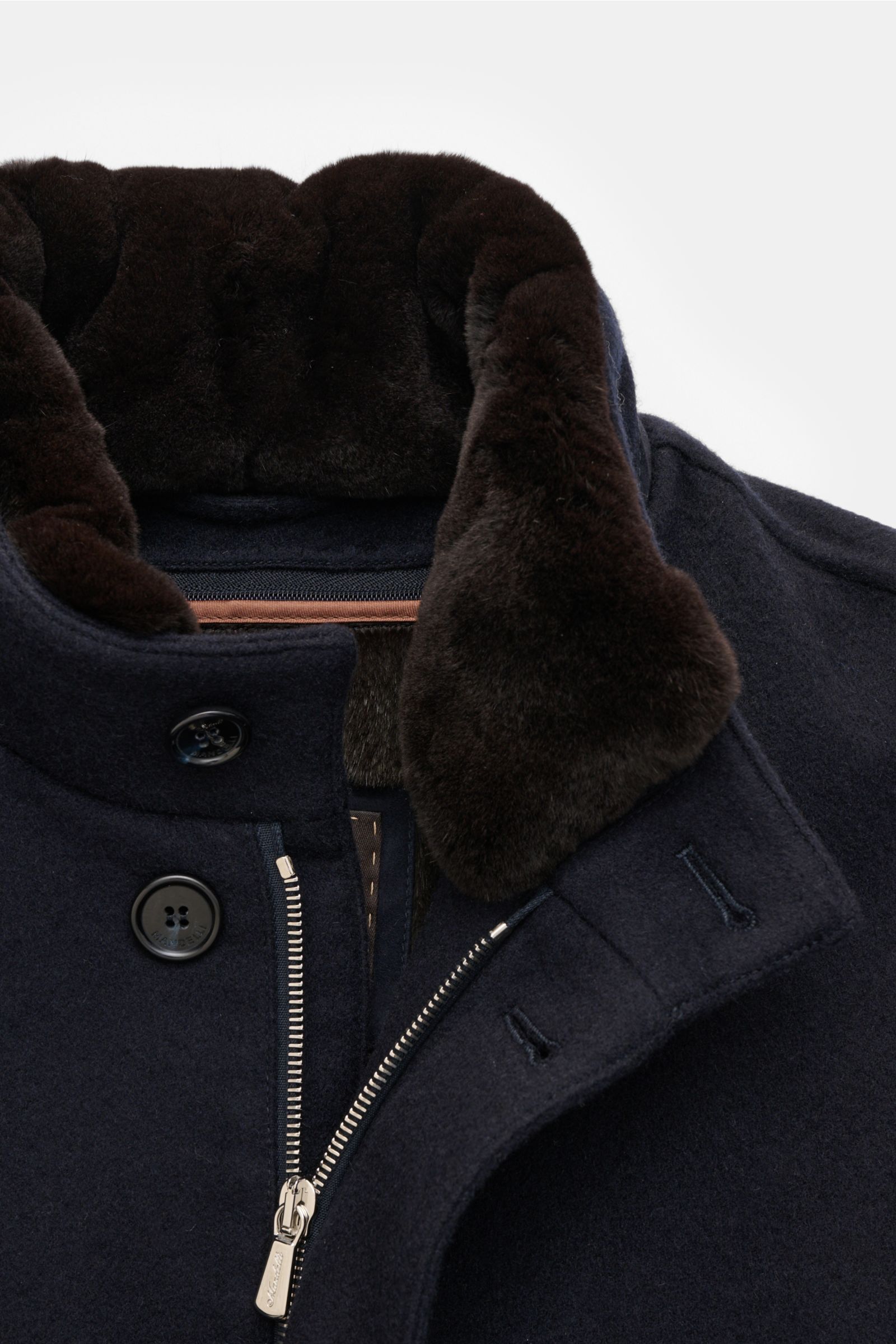 Nahaufnahme des Mandelli Cashmere Mantel navy von vorne oben mit Stehkragen, Nerz-Besatz, Zwei-Wege-Reißverschluss und weichem Kaninchenfellfutter.