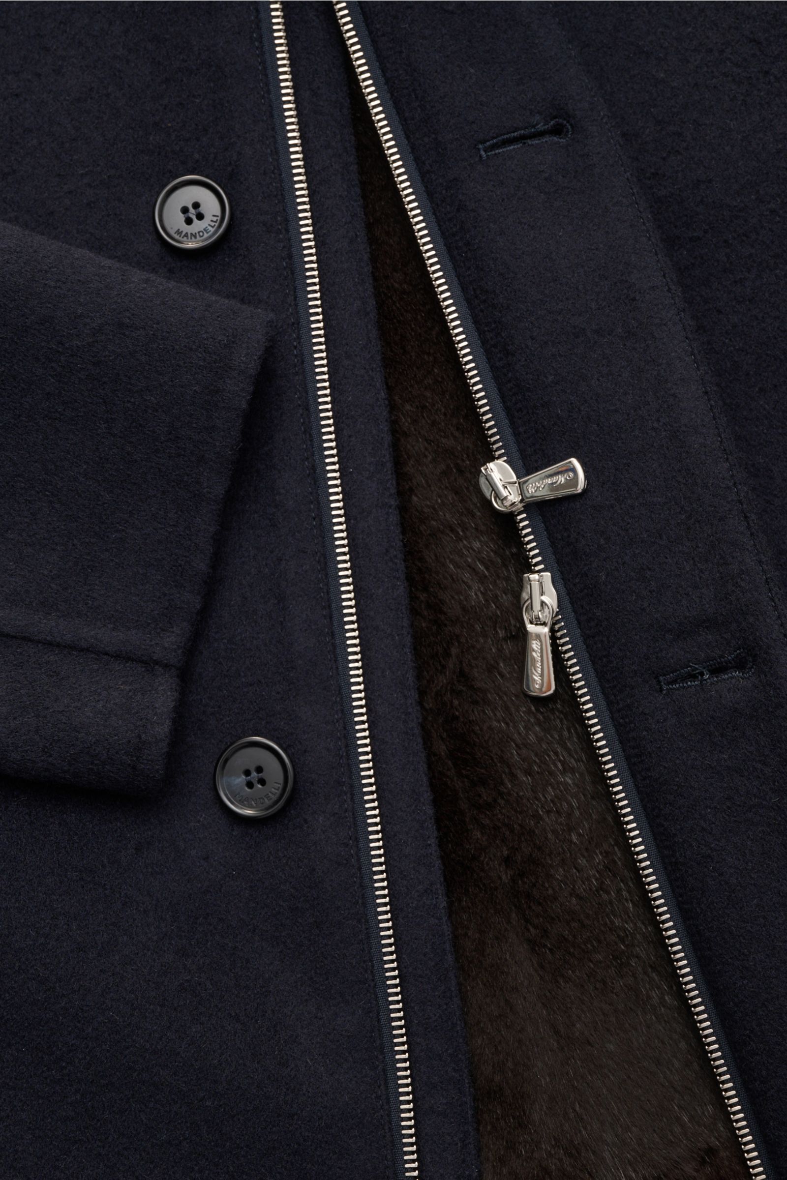Nahaufnahme des Mandelli Cashmere Mantel navy aus reinem Cashmere, Slim Fit, mit abnehmbarem Kaninchenfell-Innenfutter, Reißverschluss und Knöpfen.