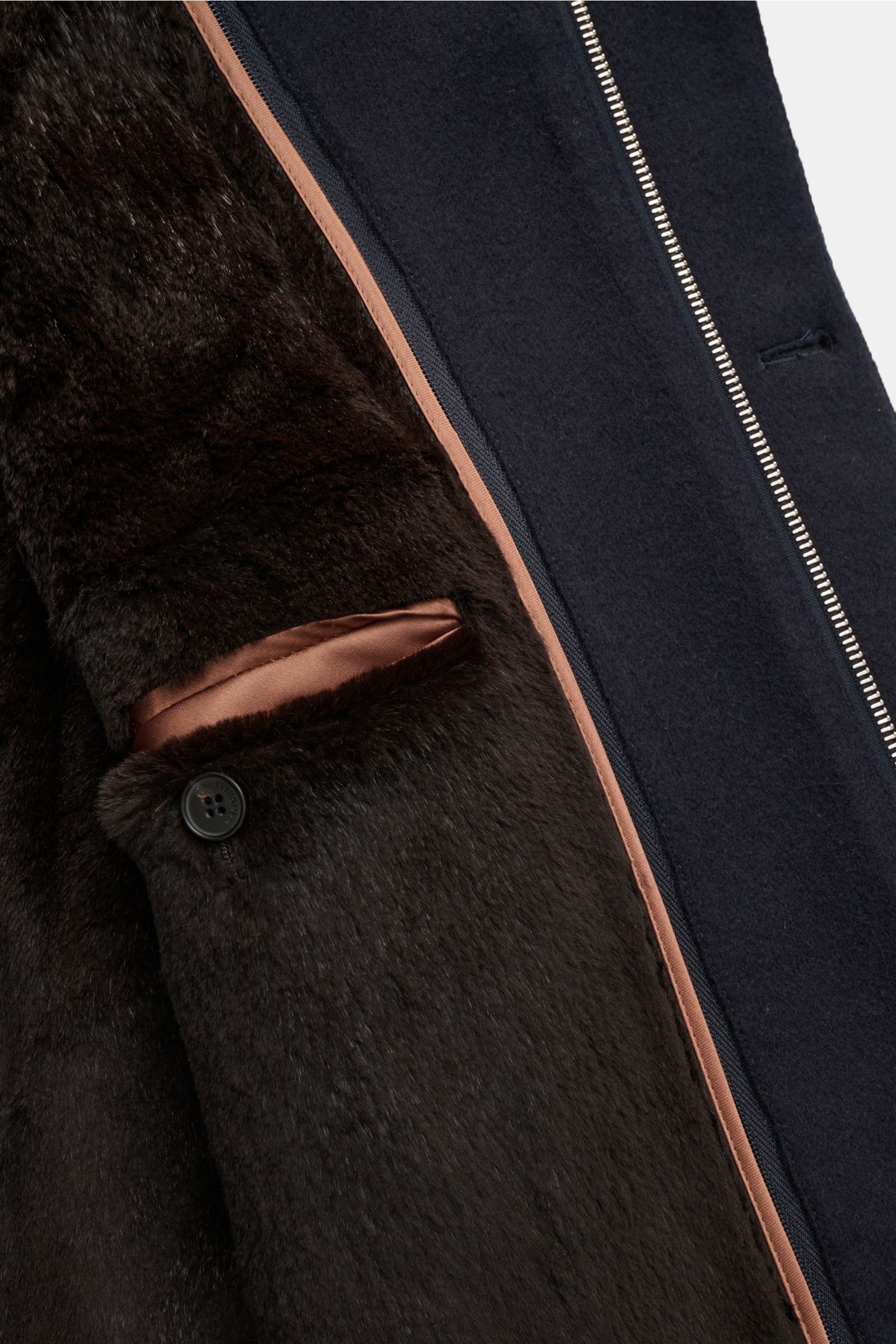 Mandelli Cashmere Mantel navy, Nahaufnahme von Innenfutter aus Kaninchenfell, Stehkragen mit Nerz, Reißverschluss, Slim Fit, zwei Innentaschen, Windblende mit Knöpfen.