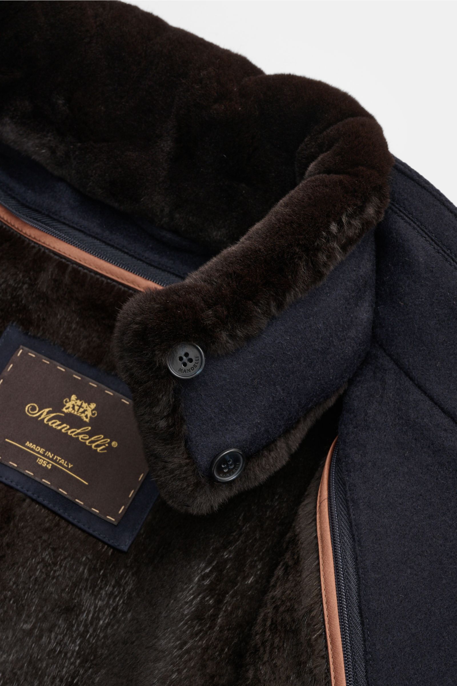 Mandelli Cashmere Mantel navy von innen nah, zeigt weiches Kaninchenfell-Futter, Stehkragen mit Nerz-Besatz, Reißverschluss und Knöpfe.