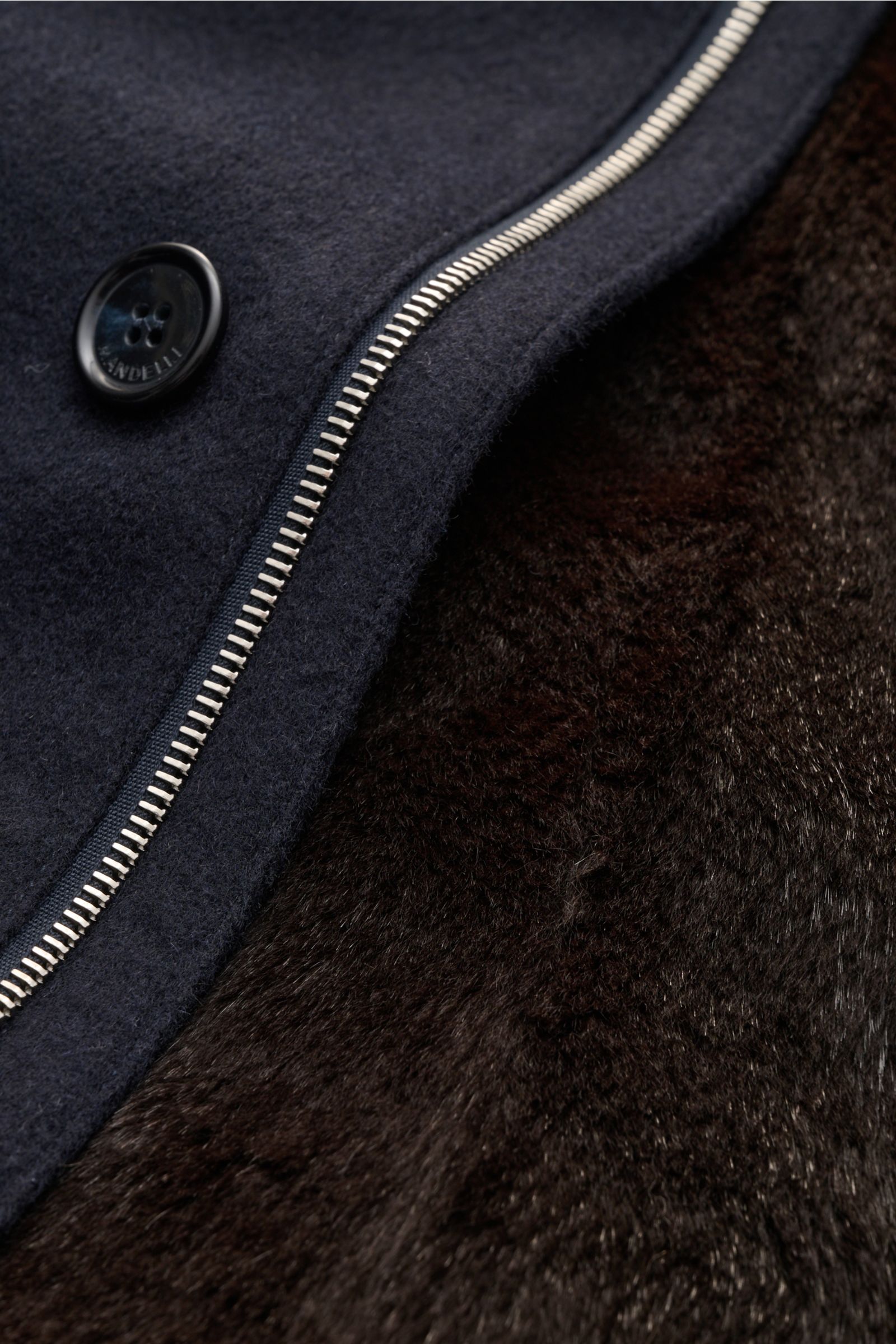 Mandelli Cashmere Mantel navy Detailaufnahme in Nahaufnahme zeigt reinen Cashmere mit abnehmbarem Kaninchenfellfutter, Zipper und Knopf.