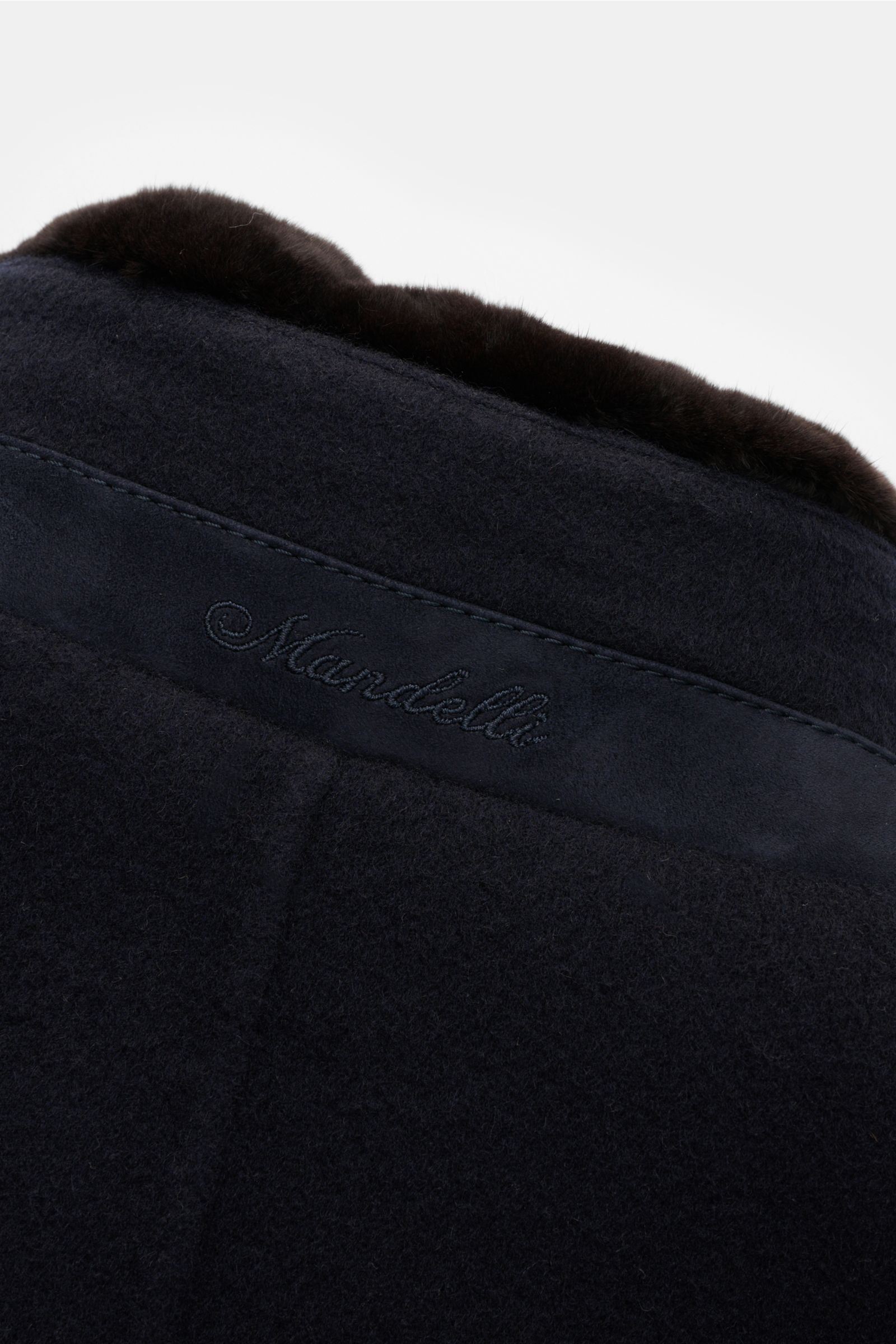 Mandelli Cashmere Mantel navy in Nahaufnahme von oben, reiner Cashmere, Stehkragen mit Nerz, abnehmbares Kaninchenfell-Futter, Slim Fit.