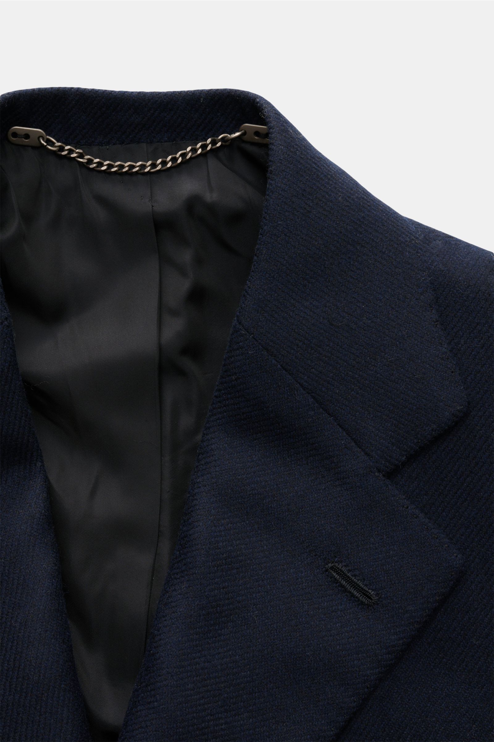 Nahaufnahme des halb fallenden Revers und der Innenseite des Cesare Attolini Cashmere Mantel navy aus reinem Cashmere mit weichem Griff.