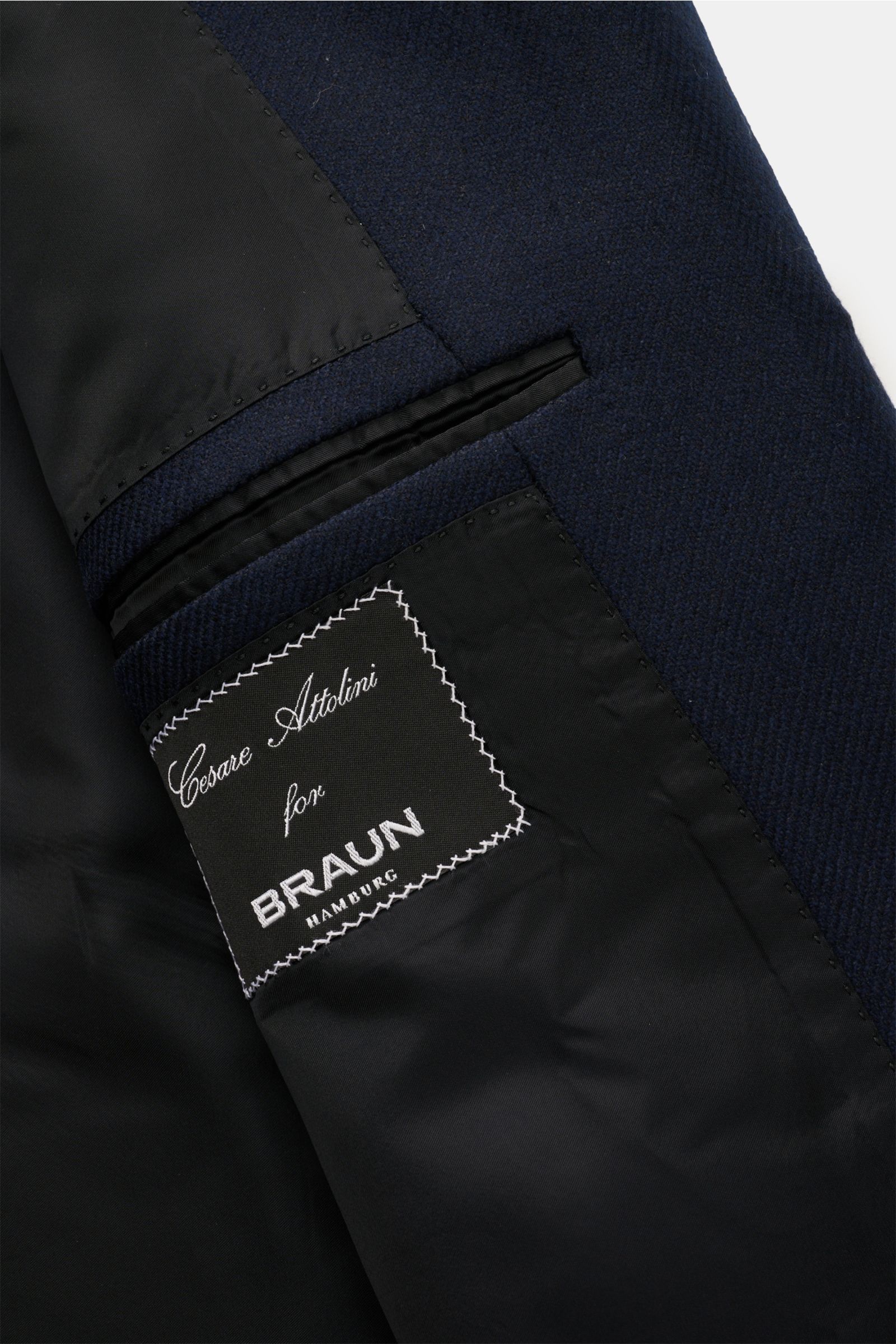 Innenansicht des Cesare Attolini Cashmere Mantel navy, zeigt feine Verarbeitung, reine Cashmere-Qualität und Innenetikett von Braun Hamburg.