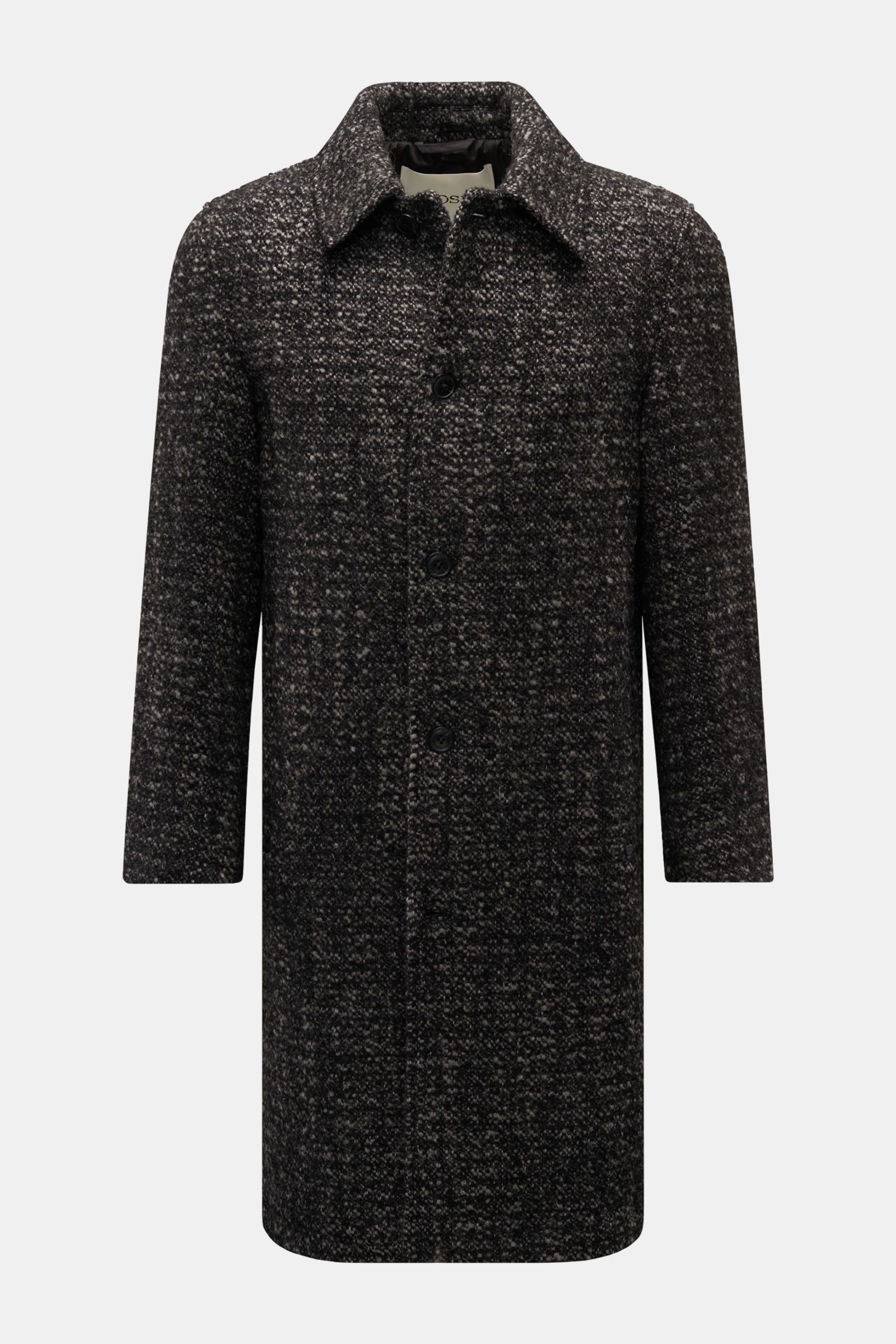 Geschlossener Frontblick auf Closed Mantel schwarz/grau mit Slim Fit, Umlegekragen, fünf Knöpfen, verdeckten Taschen, Salt and Pepper-Optik, weichem Griff, Rückenmittelschlitz, Loop-Garn-Effekt, tonalem Futter, Mix aus Wolle und Microfaser.