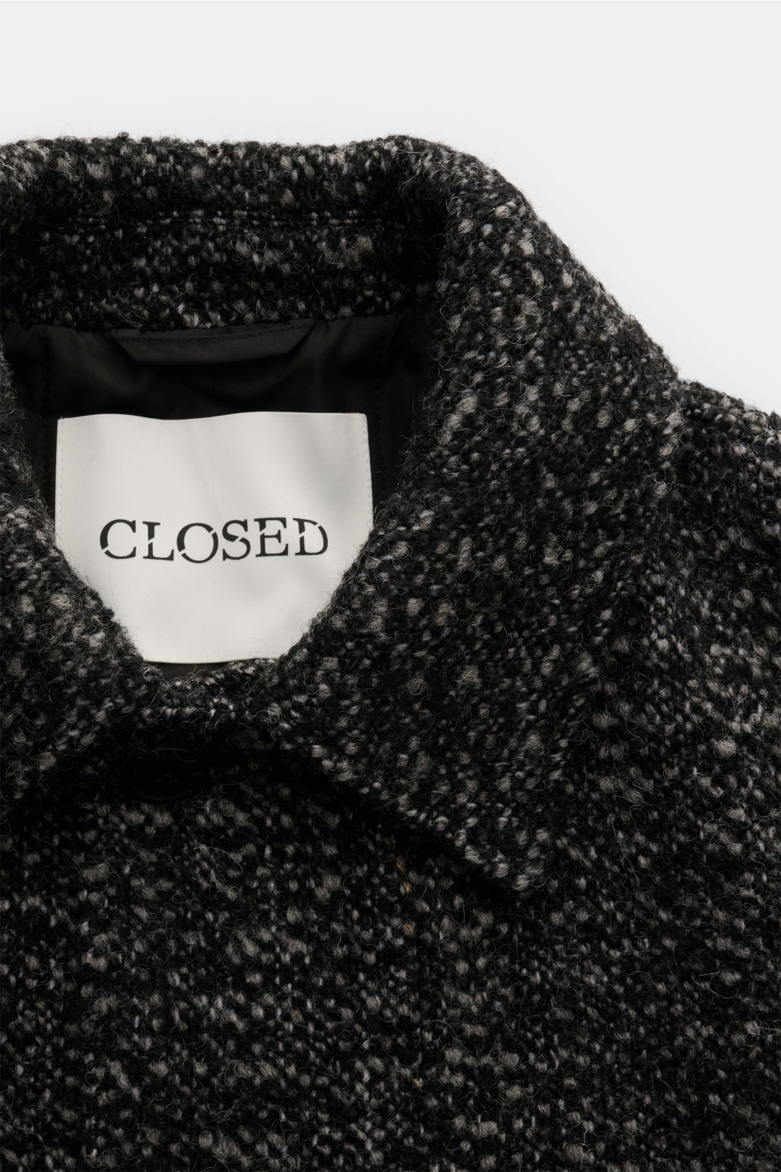Closed Mantel schwarz/grau aus Woll-Microfaser-Mix, weicher Griff, Salt and Pepper-Optik, Slim Fit, Umlegekragen, Knopfleiste, Innentaschen, Loop-Garn-Effekt.