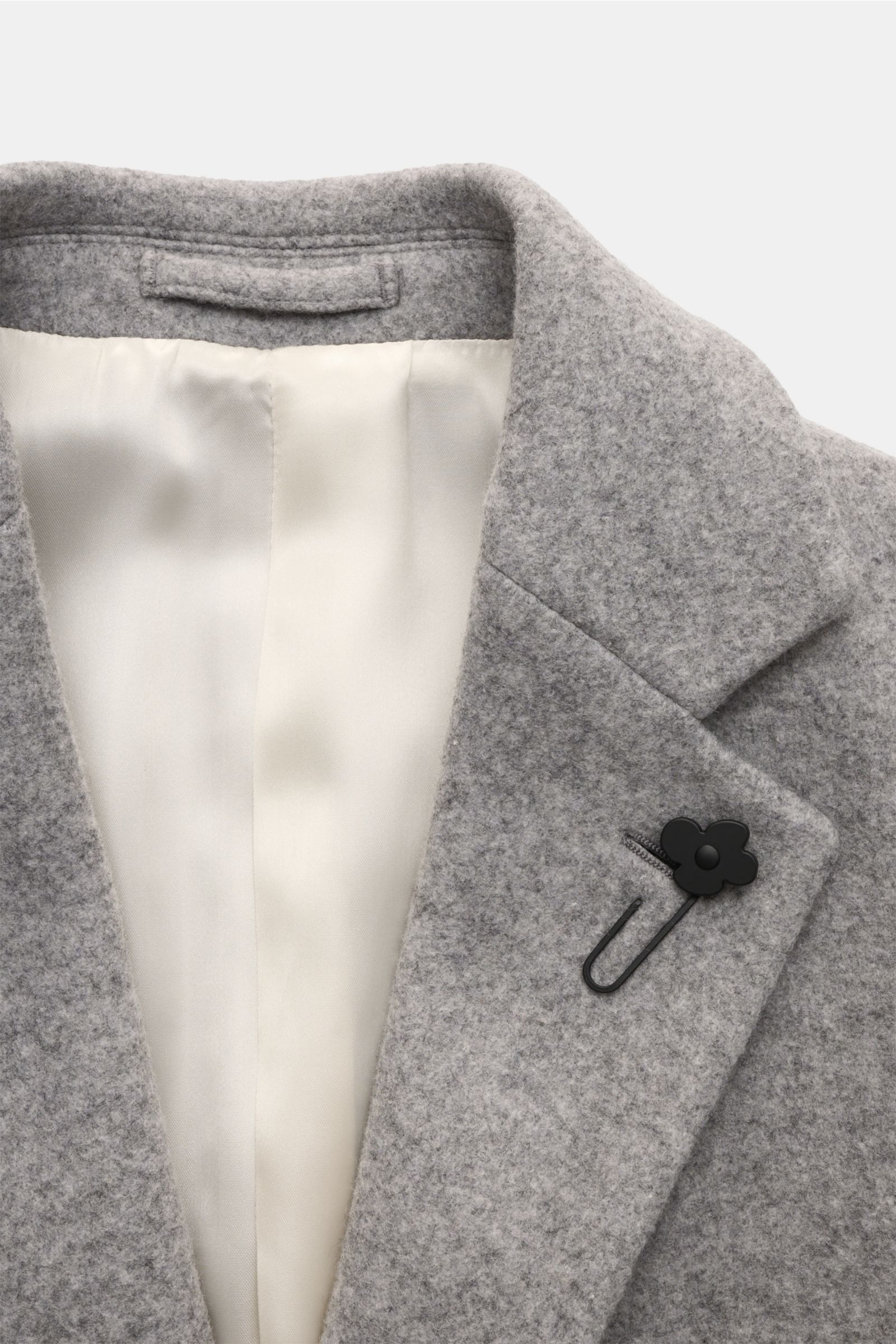 Close-up front view of Lardini Mantel grau showing a grey wool-blend three-button coat with a lapel collar and black flower pin, cream lining.

Ein perfekter Mantel vereint zeitloses Design, eine klassische Silhouette und erlesene Materialien wie Cashm