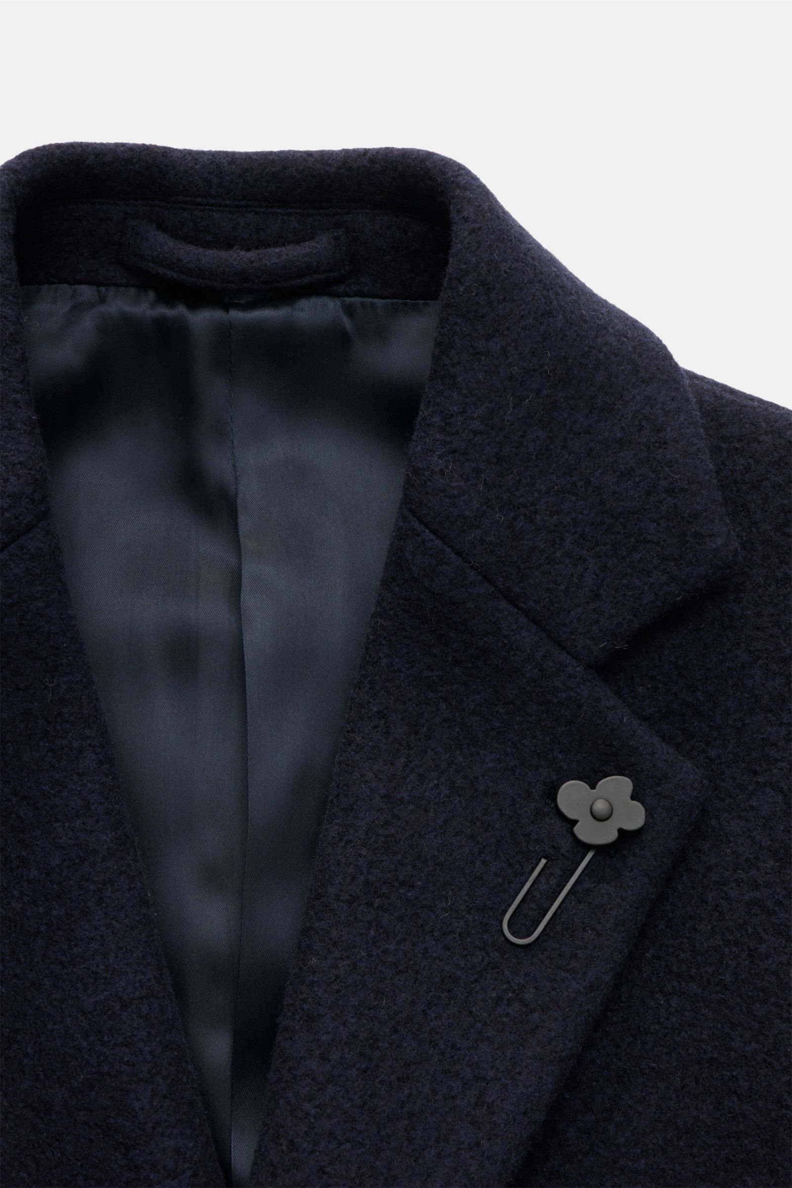 Close-up front view of the Lardini Mantel navy showing the soft wool fabric, notch lapel with a signature flower pin, and smooth tonal lining.

Ein perfekter Mantel vereint zeitloses Design, eine klassische Silhouette und erlesene Materialien wie Cashm