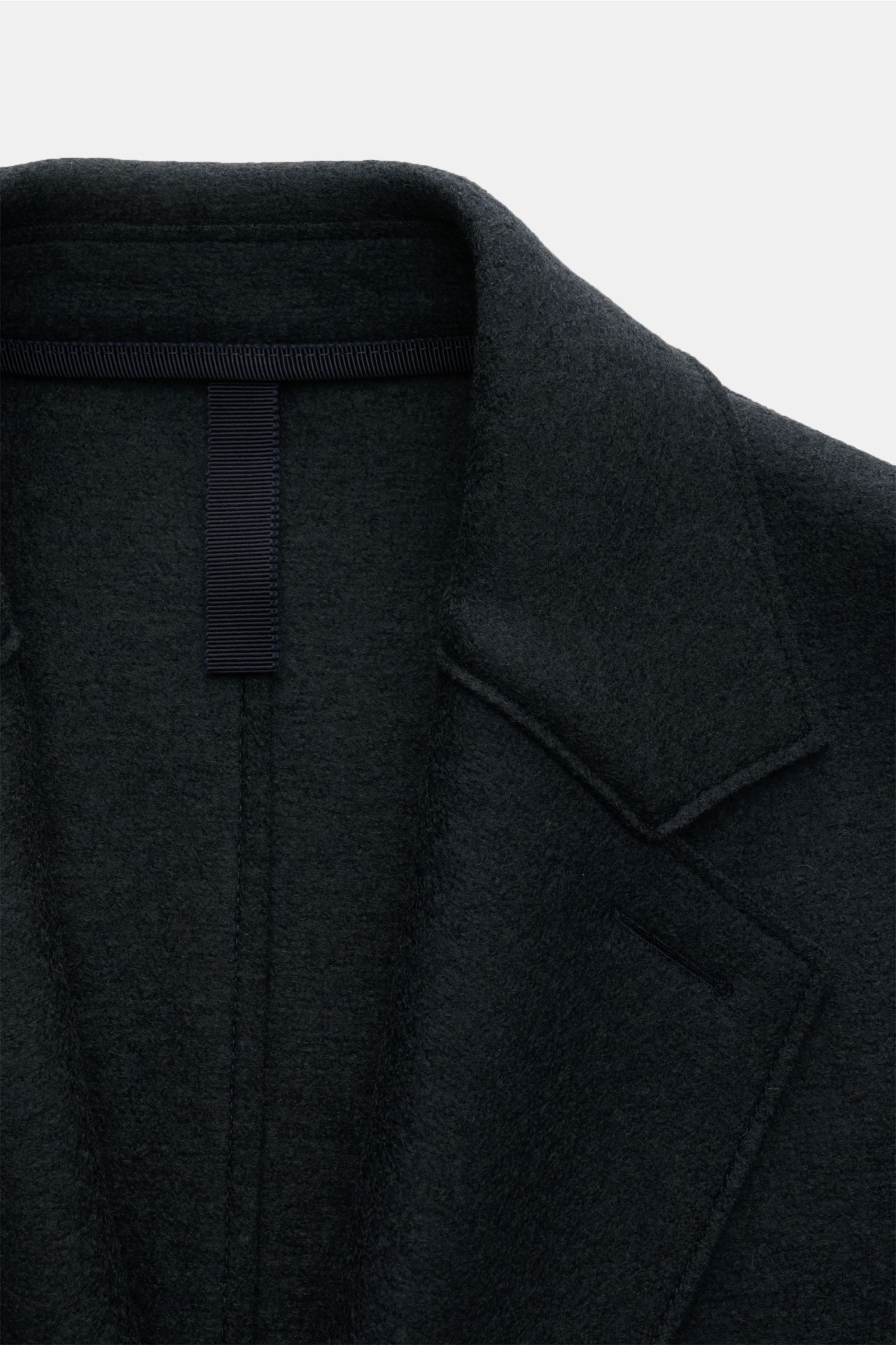 Close-up front view of Harris Wharf London Wollmantel navy showing the lapel and textured heavy felted virgin wool fabric.

Zeitlos, pur und durchdacht: Dieser ungefütterte Mantel mit gerader Silhouette von HARRIS WHARF LONDON aus schwerer, gefilzter S