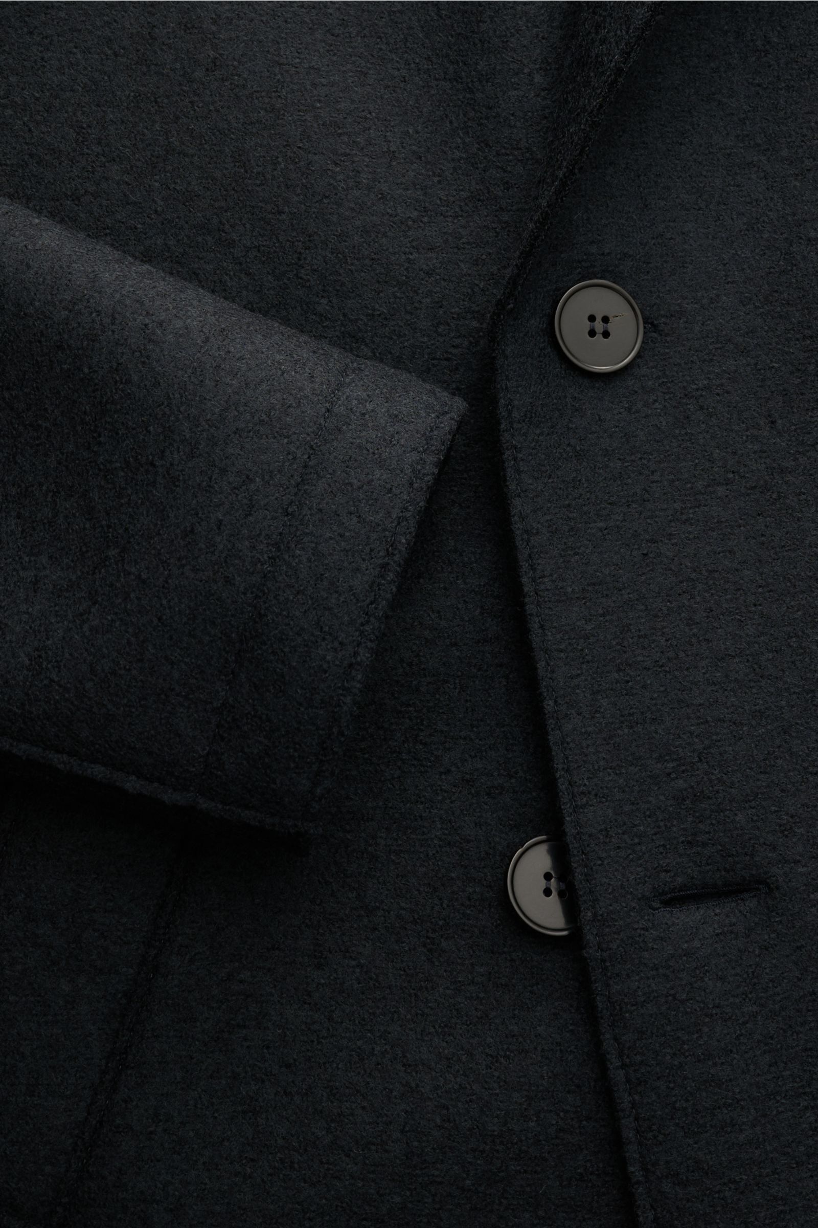 Close-up front view of Harris Wharf London Wollmantel dunkelbraun, showing heavy, pure felted wool texture, three-button placket, and raw-edge finish. Zeitlos, pur und durchdacht: Dieser ungefütterte Mantel mit gerader Silhouette von HARRIS WHARF LONDO