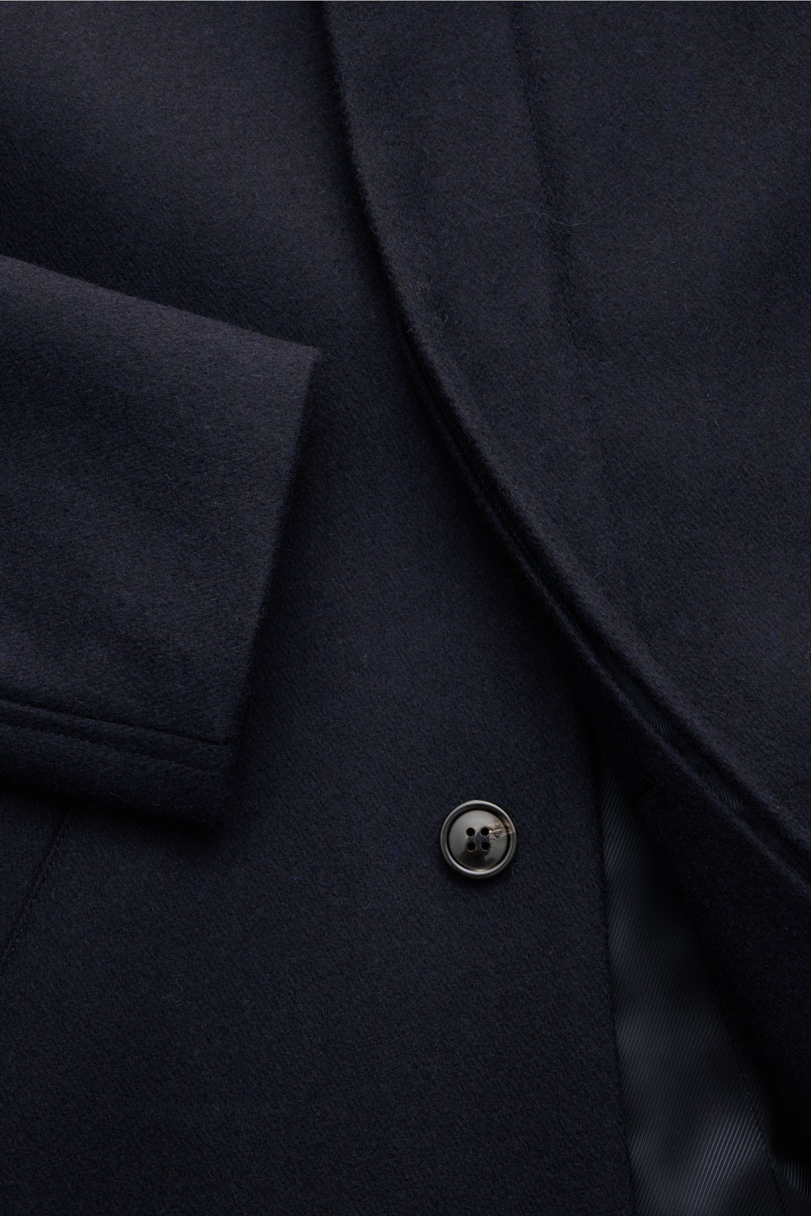 Close-up front view of the A.P.C. Mantel 'Mac Auster' navy, a stately coat with straight silhouette made of felted wool and microfiber, featuring a concealed five-button placket, large angled welt pockets, turn-down collar, raglan sleeves, back center ven