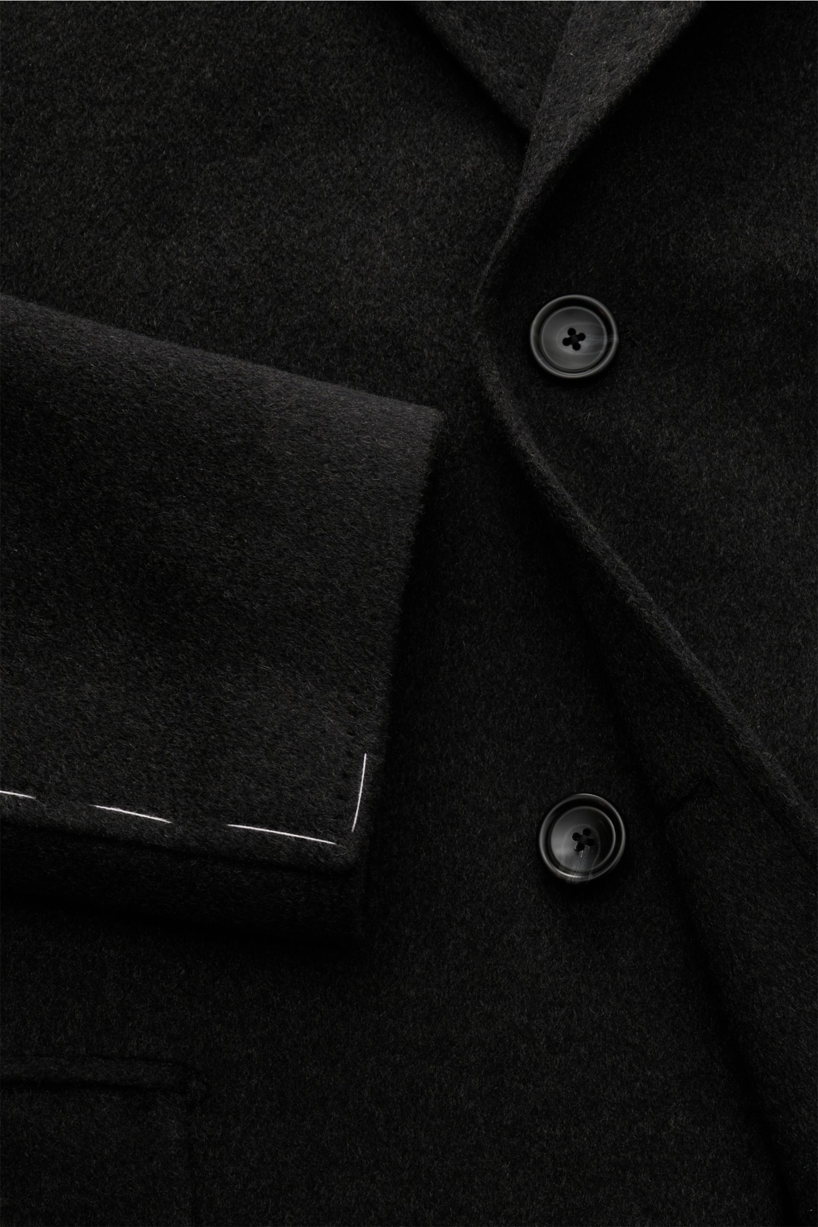 Close-up front view of Tagliatore Cashmere Mantel anthrazit in pure cashmere, slim fit, three-button closure, notch lapel with pin, billfold and patch pockets, unfinished sleeve ends, half-lined with quilted fabric, featuring two inner pockets. Luxus, der