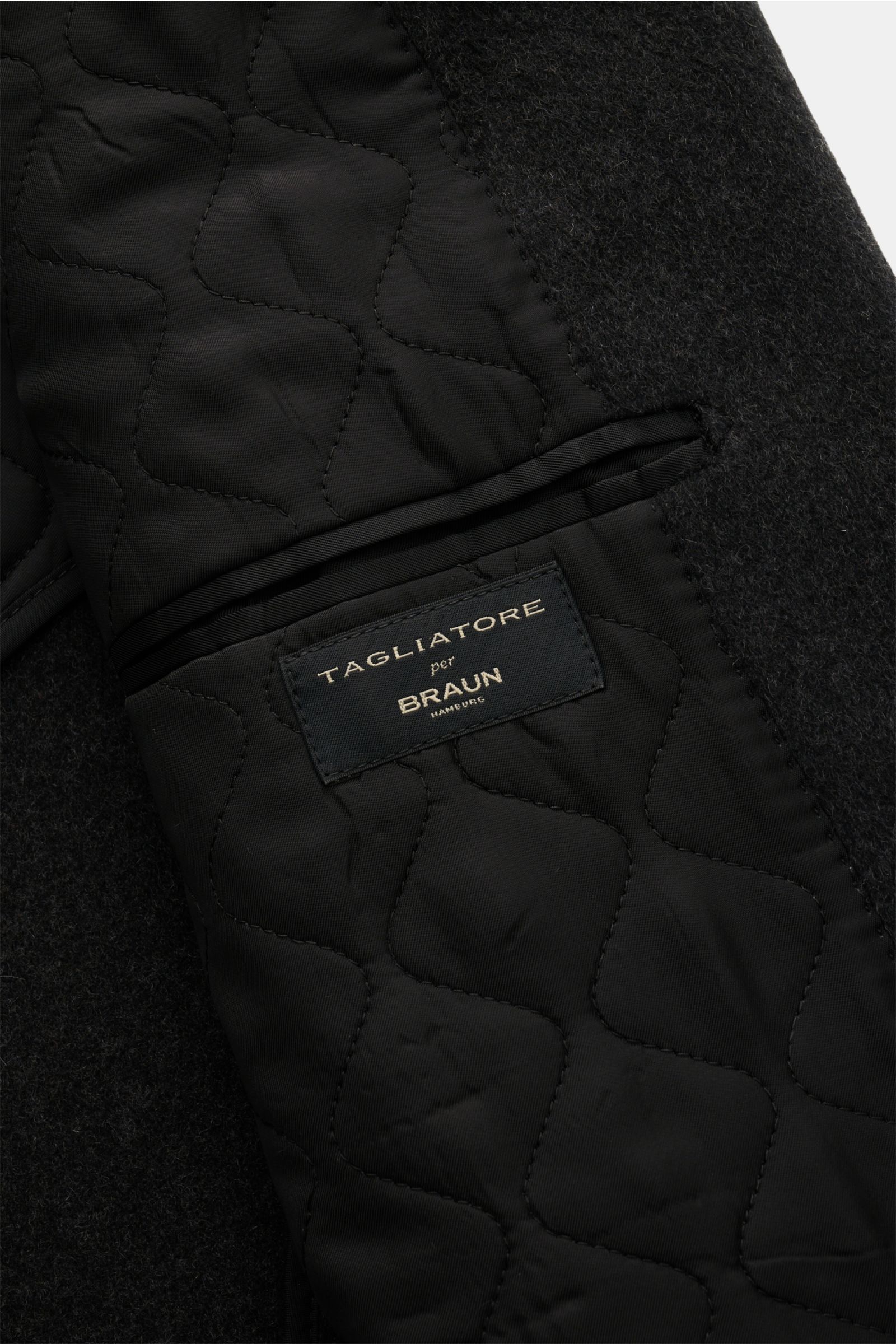 Close-up inside view of the Tagliatore Cashmere Mantel anthrazit showing quilted lining, inner pocket with label, and soft cashmere fabric texture.