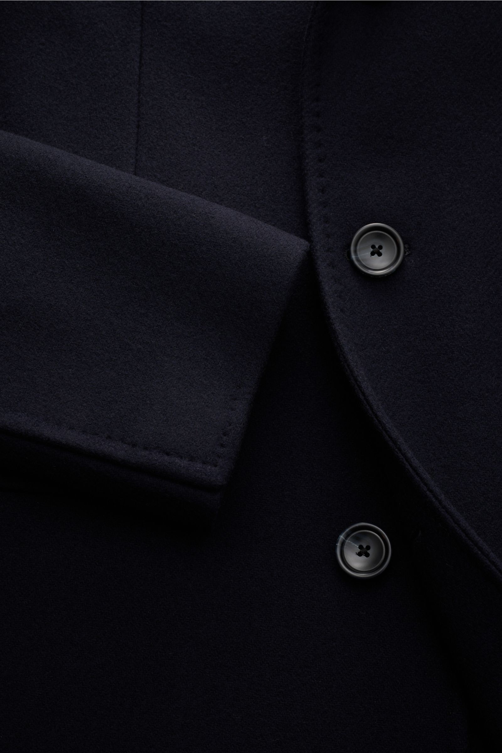 Tagliatore Wollmantel navy aus reiner Doubleface-Wolle, Slim Fit, Detailaufnahme von Reverskragen mit Pin und Drei-Knopf-Leiste.