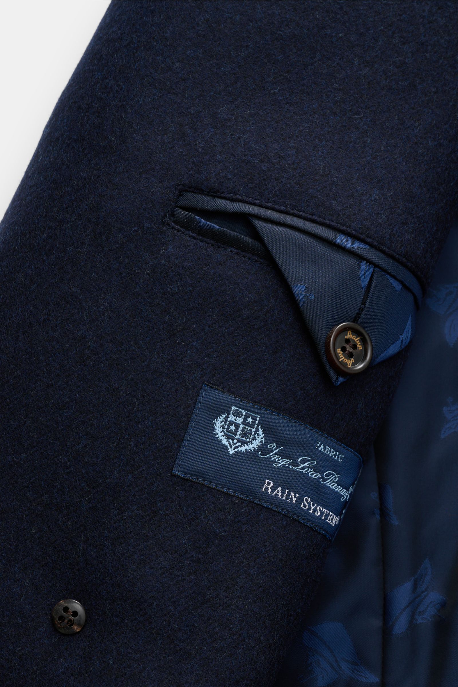 Close-up inside view of Sealup Caban-Kurzmantel dark navy showing soft pure wool fabric, smooth lining, button, and label.  
Description: Dieser Caban-Kurzmantel vom Traditionslabel SEALUP überzeugt mit seiner weichen Materialqualität aus reiner Wolle 