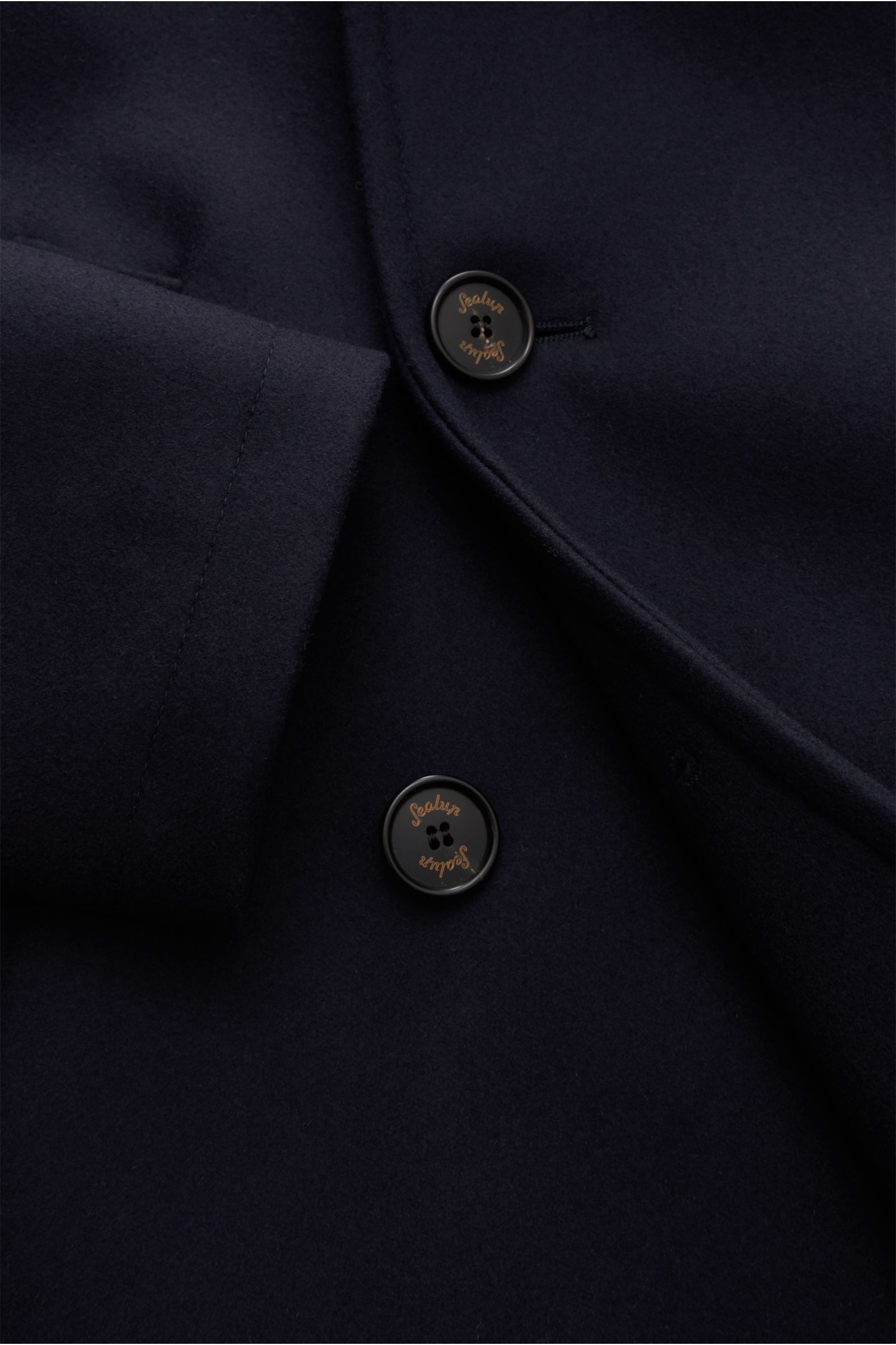 Sealup Caban-Kurzmantel 'Genova Peacoat' dark navy in Nahaufnahme von vorne, weiche Woll-Cashmere-Mischung, Slim Fit, dreireihige Knopfleiste.