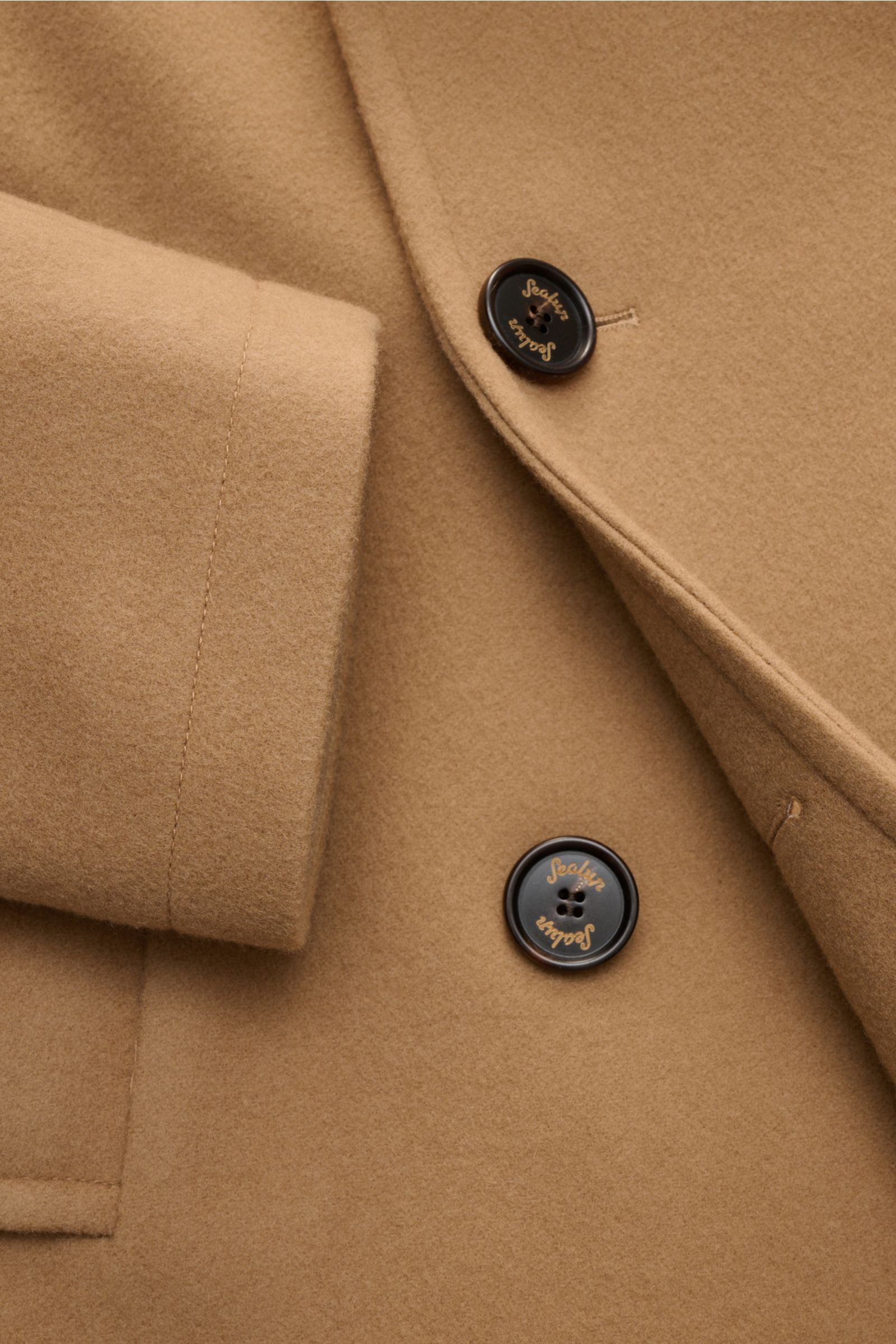 Sealup Caban-Kurzmantel 'Genova Peacoat' camel in Nahaufnahme von oben, zeigt weiches Wolle-Cashmere-Material, Knöpfe, schräges Revers und Manschette.