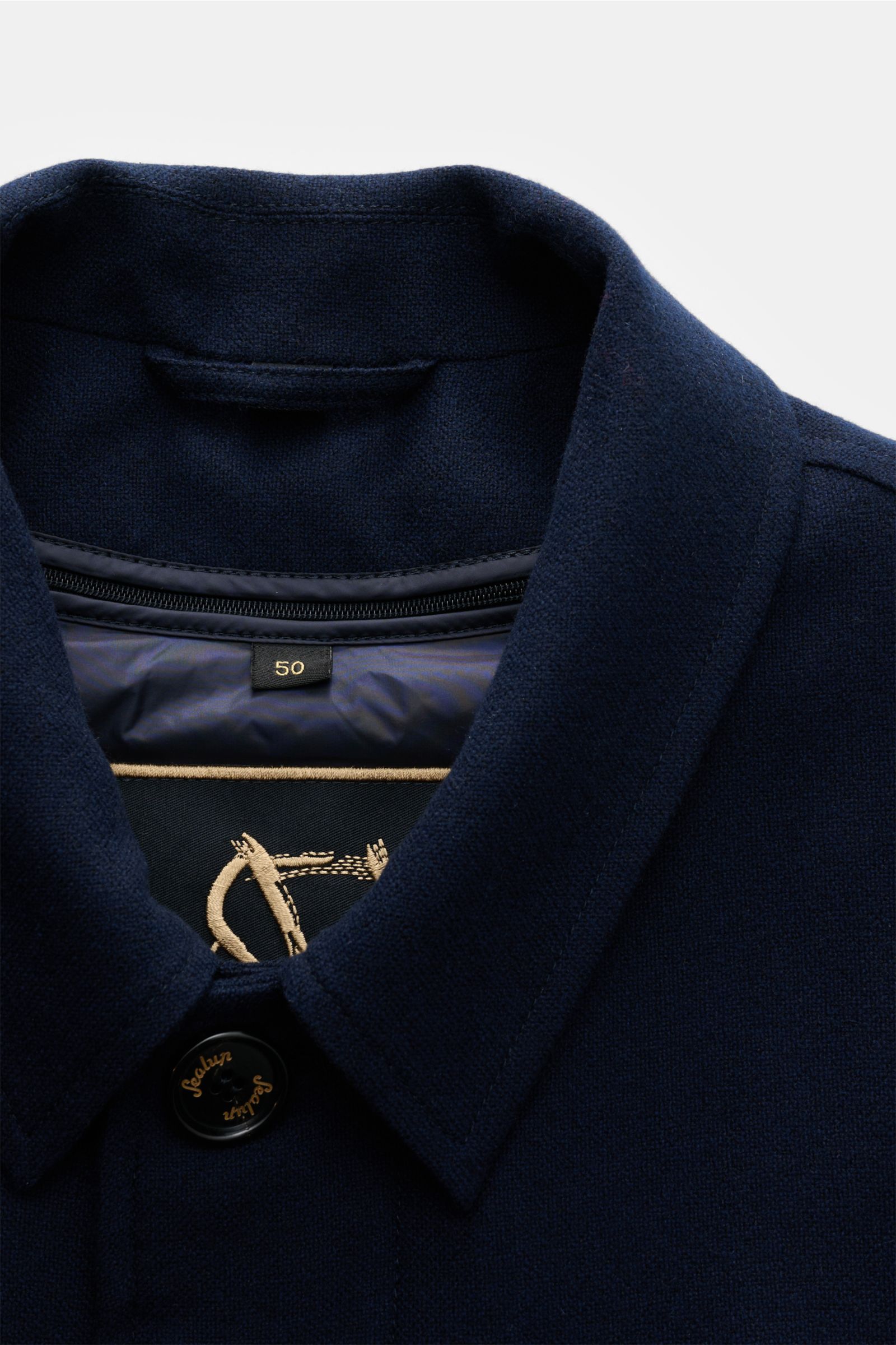 Sealup Cashmere Daunenmantel navy, Nahaufnahme Kragen und Knopf, reiner Cashmere, herausnehmbares Daunenfutter, Slim Fit, weicher Griff.