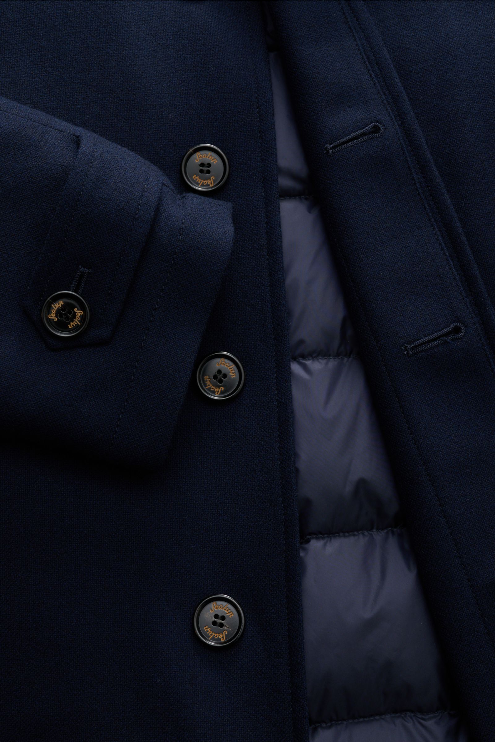 Sealup Cashmere Daunenmantel navy, Nahaufnahme von vorne, reiner Cashmere, Slim Fit, fünf Knöpfe, variabler Kragen, Daunenfutter herausnehmbar, Leistentaschen mit Knopf, Ärmel mit Knopfriegel, zwei Innentaschen.