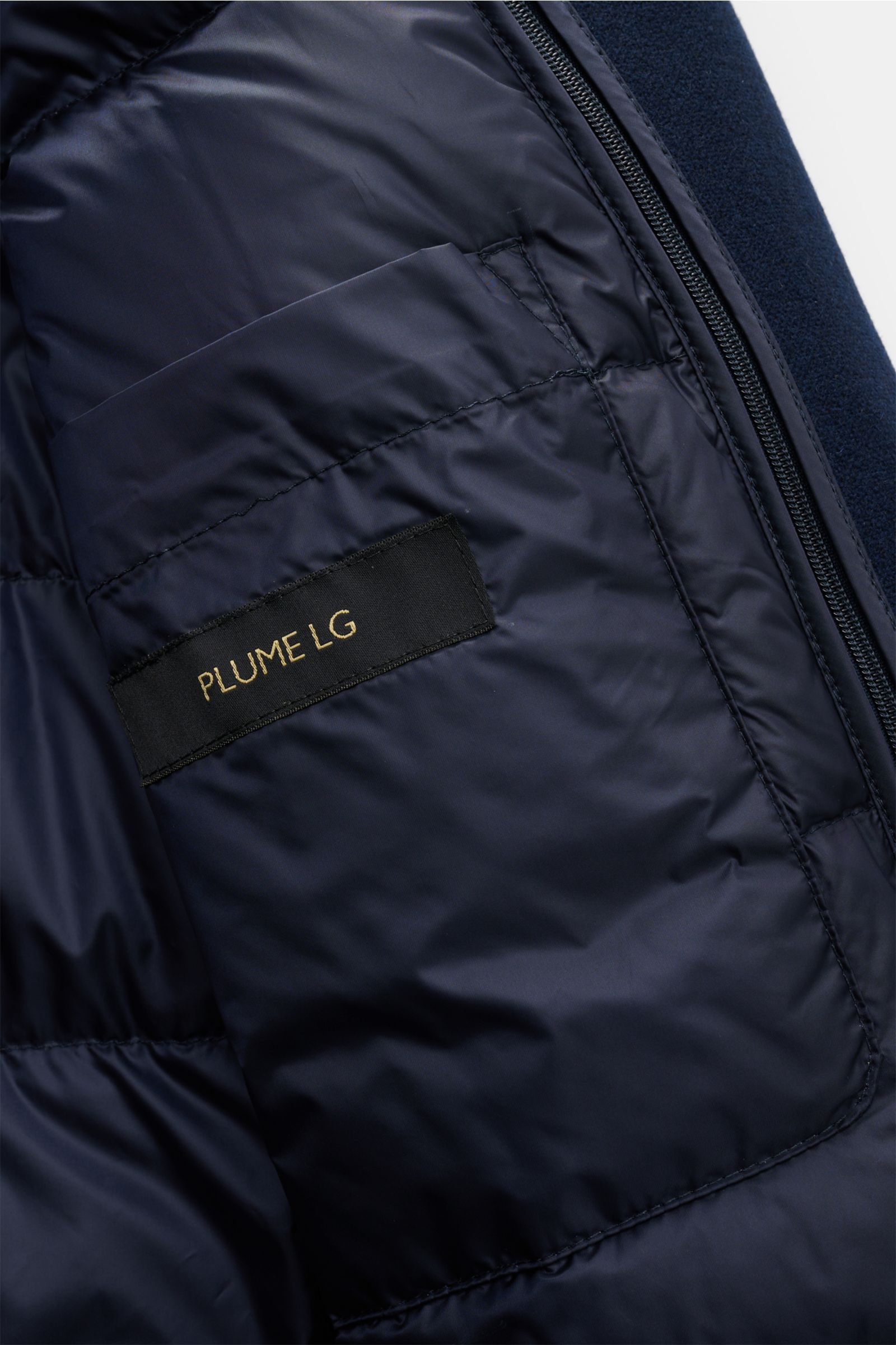 Innenaufnahme des Sealup Cashmere Daunenmantels navy mit herausnehmbarem Daunenfutter, Innentasche und feiner Cashmere-Qualität.