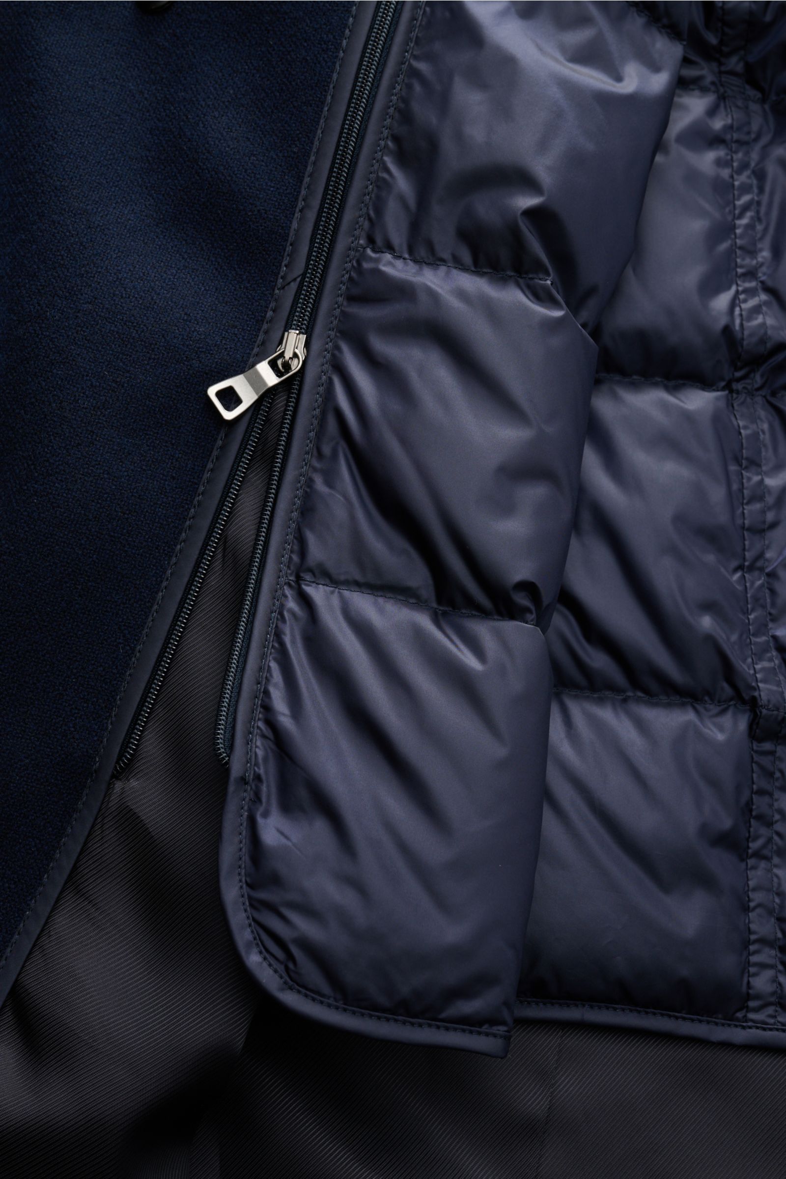 Nahaufnahme des herausnehmbaren, gesteppten Daunenfutters im Sealup Cashmere Daunenmantel navy aus reiner Cashmere-Qualität.
