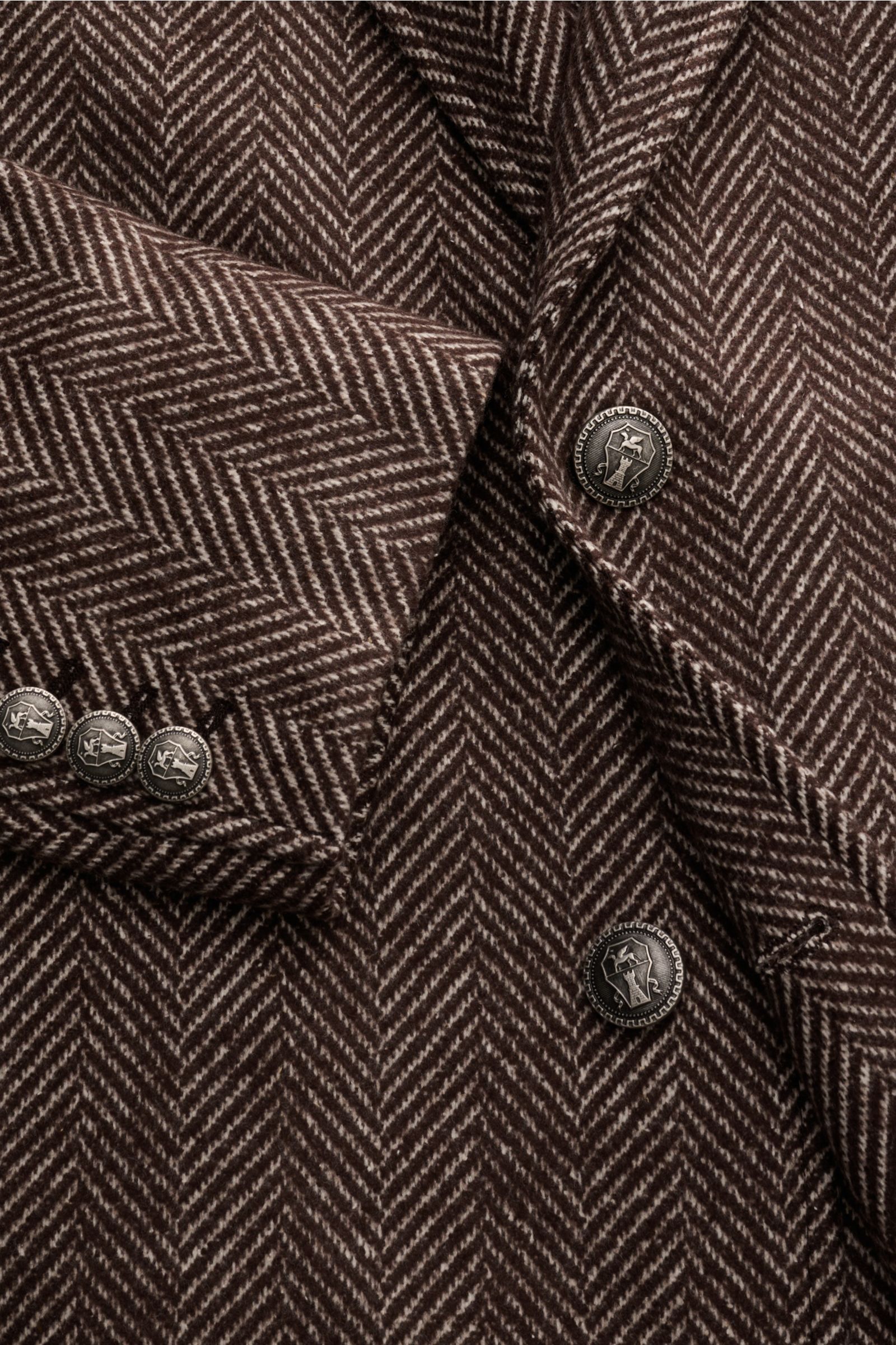 Brunello Cucinelli Mantel dunkelbraun/offwhite gestreift in Nahaufnahme von schräg oben, Fischgrat-Webmunder, Knöpfe mit Wappen, Cashmere-Seide.