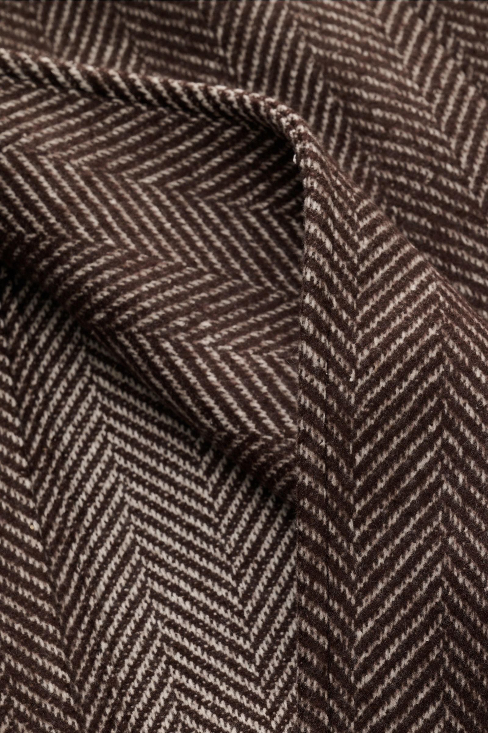 Brunello Cucinelli Mantel dunkelbraun/offwhite gestreift mit Fischgrat-Muster, Cashmere-Seide-Mix, Nahaufnahme des Stoffes, weicher Griff.