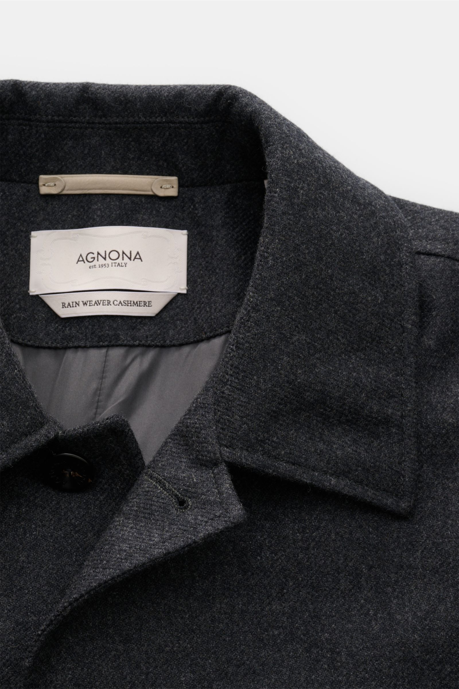 Close-up front view of the collar and label of the Agnona Cashmere Mantel anthrazit, showing dark grey soft cashmere fabric.