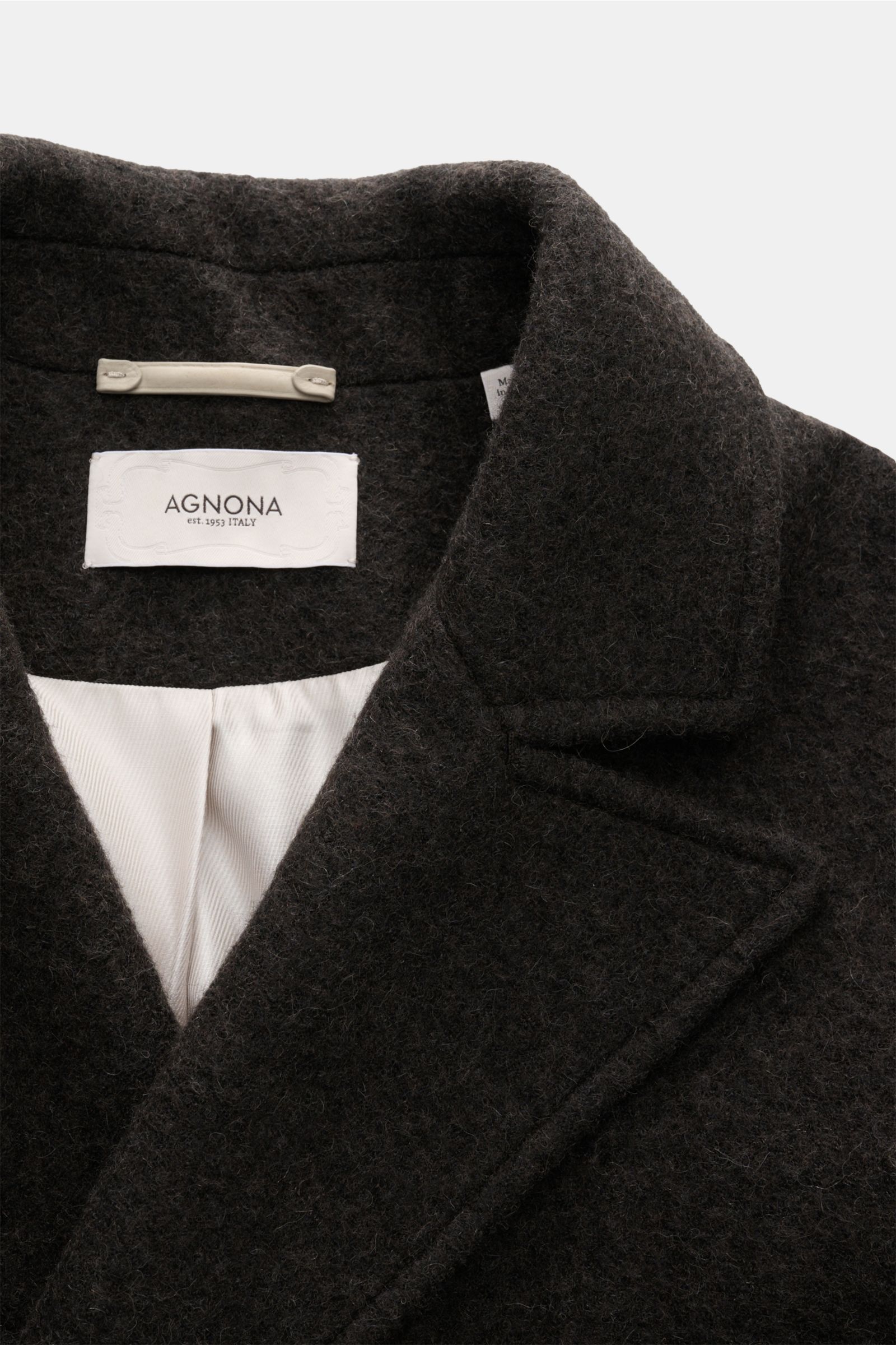Agnona Cashmere Mantel anthrazit close-up from the front top showing the collar, label, and soft textured twill fabric. Der cleane Cashmere-Mantel von AGNONA überzeugt mit puristischer Eleganz und einer leichten Microfaser-Wattierung, die für dezente Wärm
