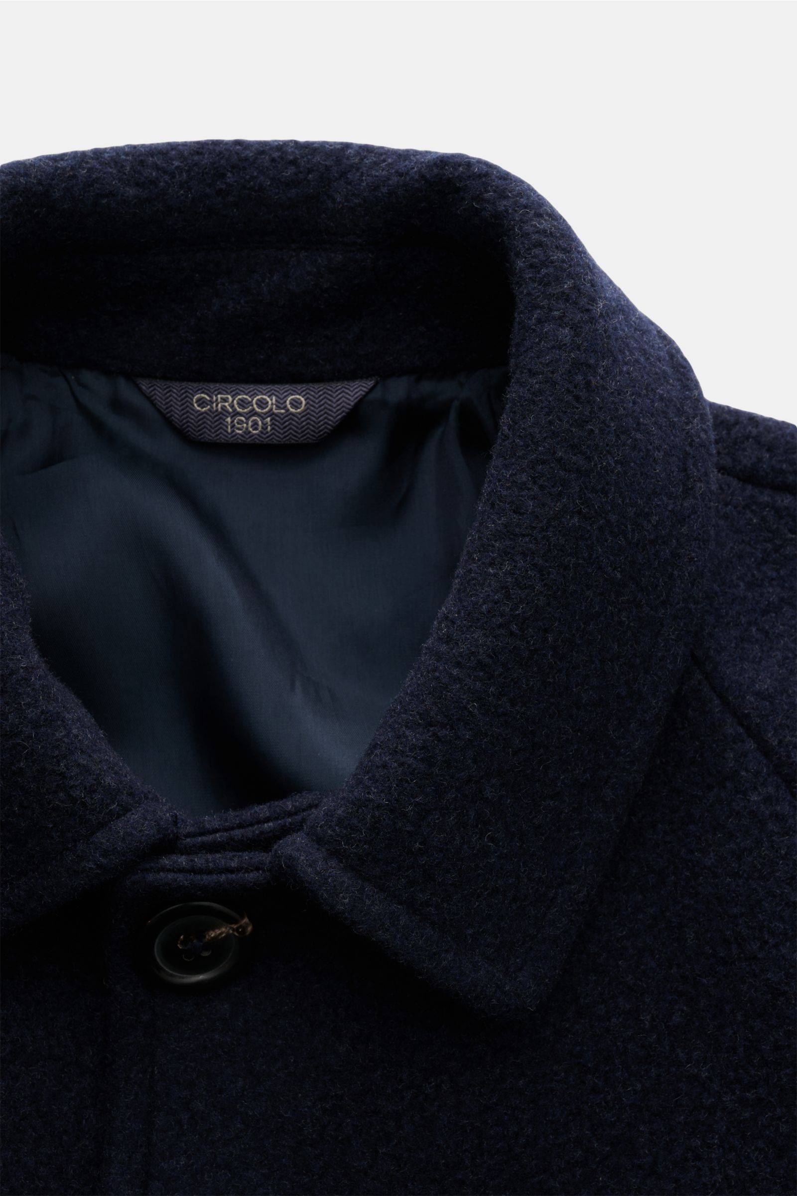 Nahaufnahme des Circolo 1901 Mantel navy in dunkelblau mit Umlegekragen, Fünf-Knopf-Leiste und weichem Woll-Cashmere-Mix.
