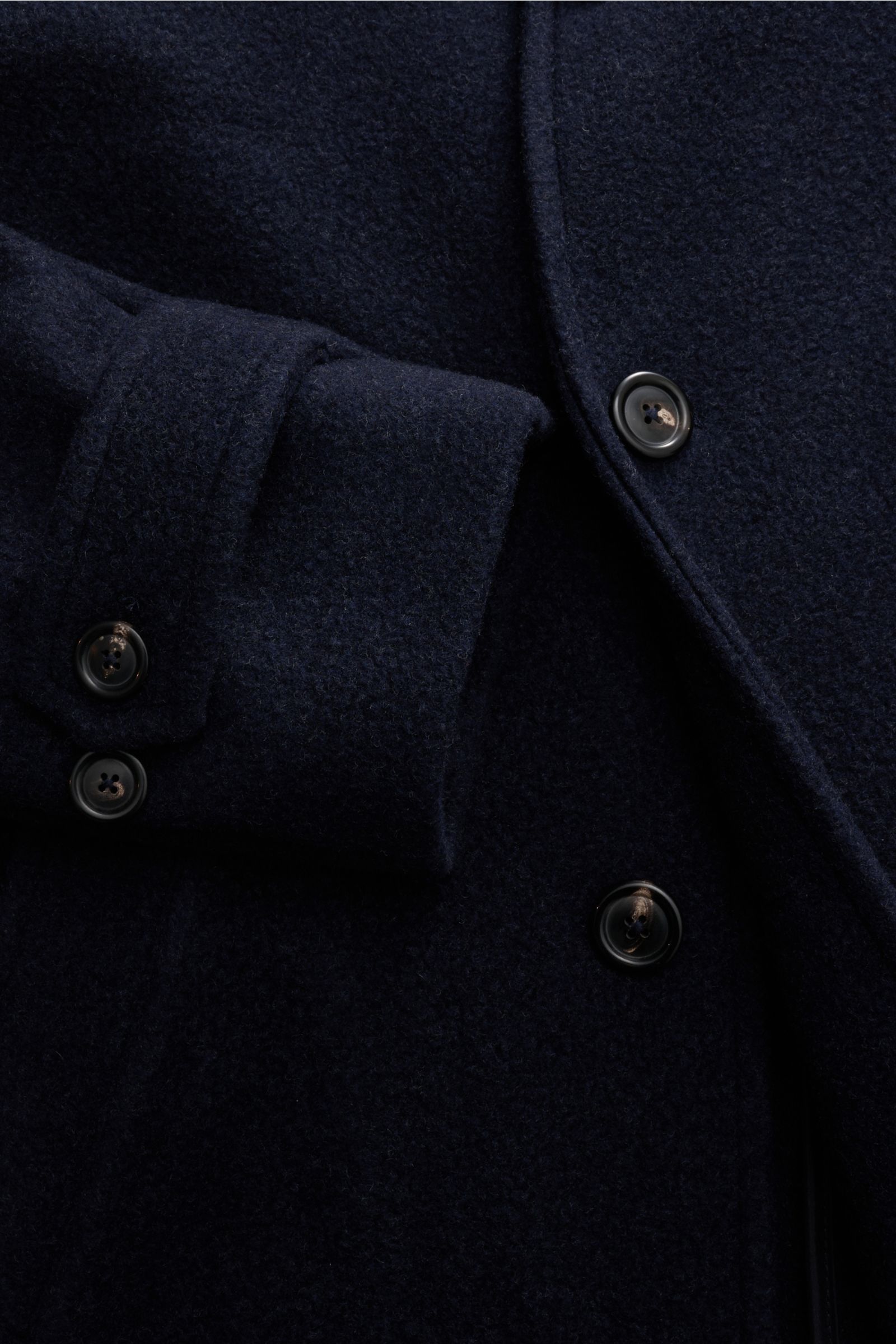 Nahaufnahme des Circolo 1901 Mantel navy aus Schurwolle und Cashmere, zeigt Fünf-Knopf-Leiste und Ärmel mit Knöpfen.