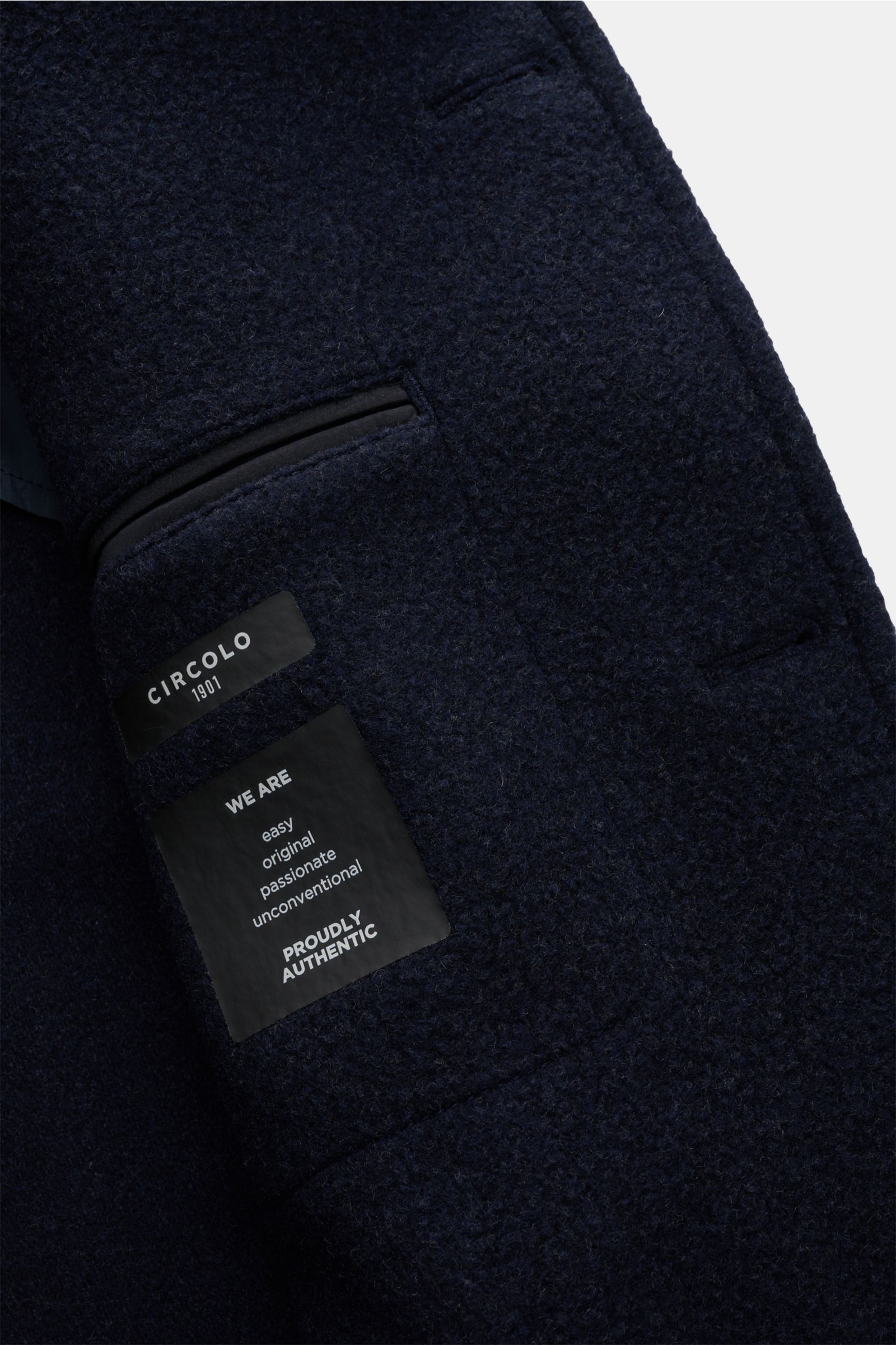 Nahaufnahme des Circolo 1901 Mantel navy innen mit weichem Woll-Cashmere-Mix, Innentasche und edlem Label, Seitenperspektive.