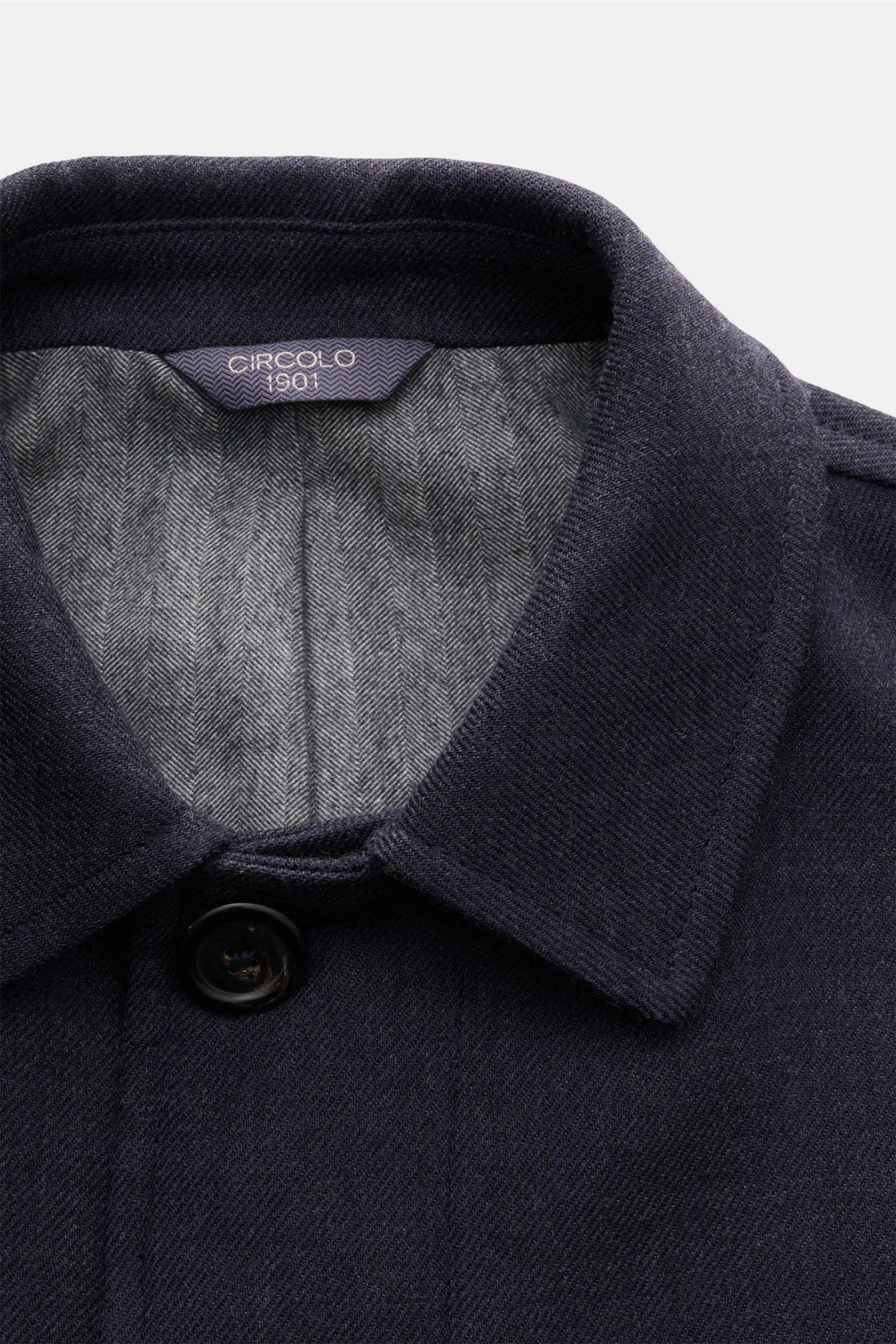 Circolo 1901 Wollmantel graublau, Detailaufnahme von oben, Umlegekragen, verdeckte Knopfleiste, weiche Schurwolle, Slim Fit, Innenfutter mit Fischgrätmuster.