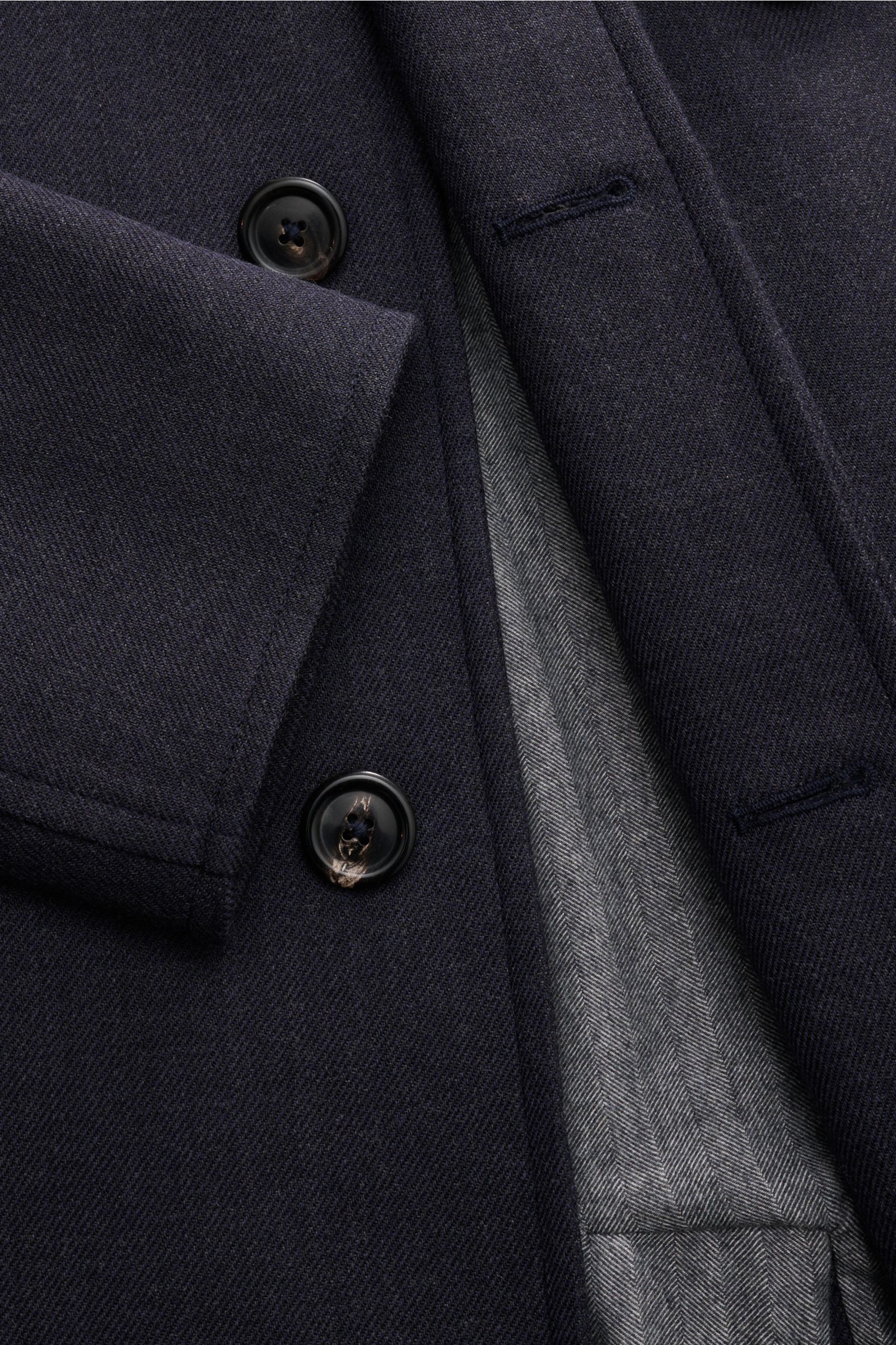 Circolo 1901 Wollmantel graublau, Nahaufnahme der verdeckten Knopfleiste, Umlegekragen und weichen Schurwolle, Slim Fit, Innenfutter sichtbar.