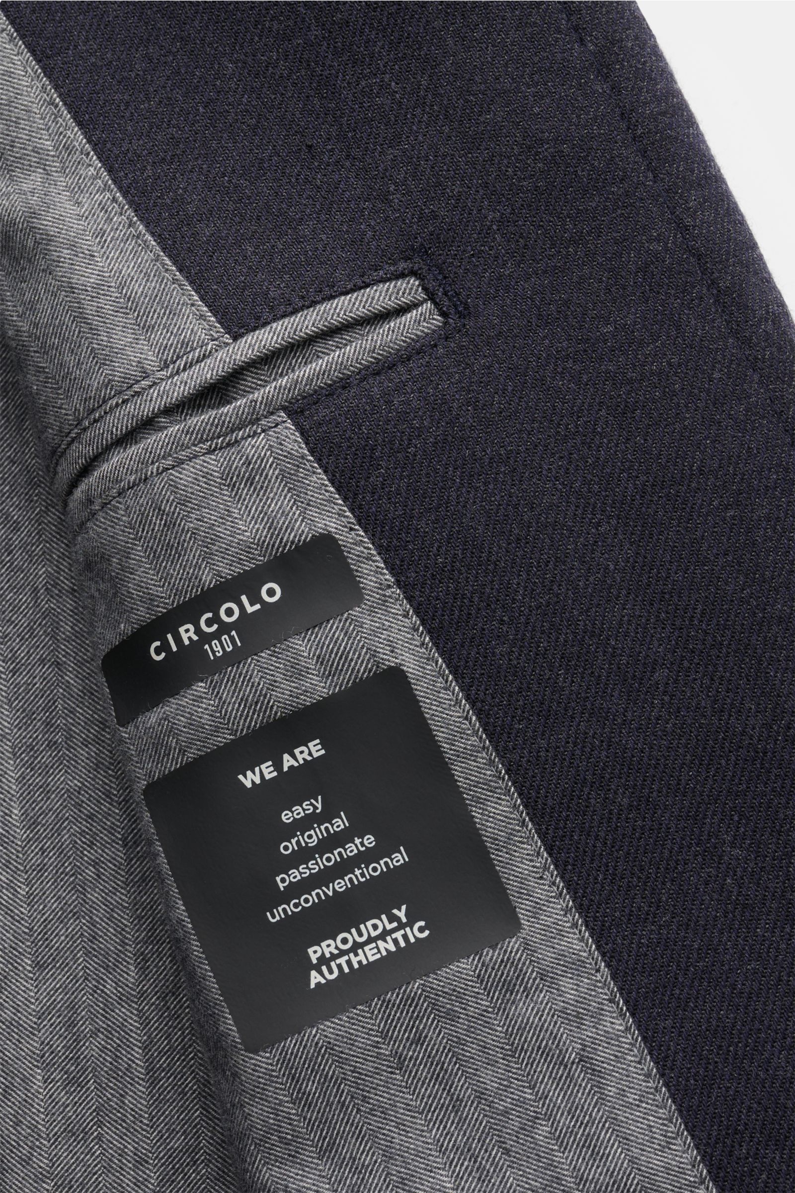 Nahaufnahme des Innenteils vom Circolo 1901 Wollmantel graublau, mit Innentasche und weichem Futterstoff, verdeckter Knopfleiste.