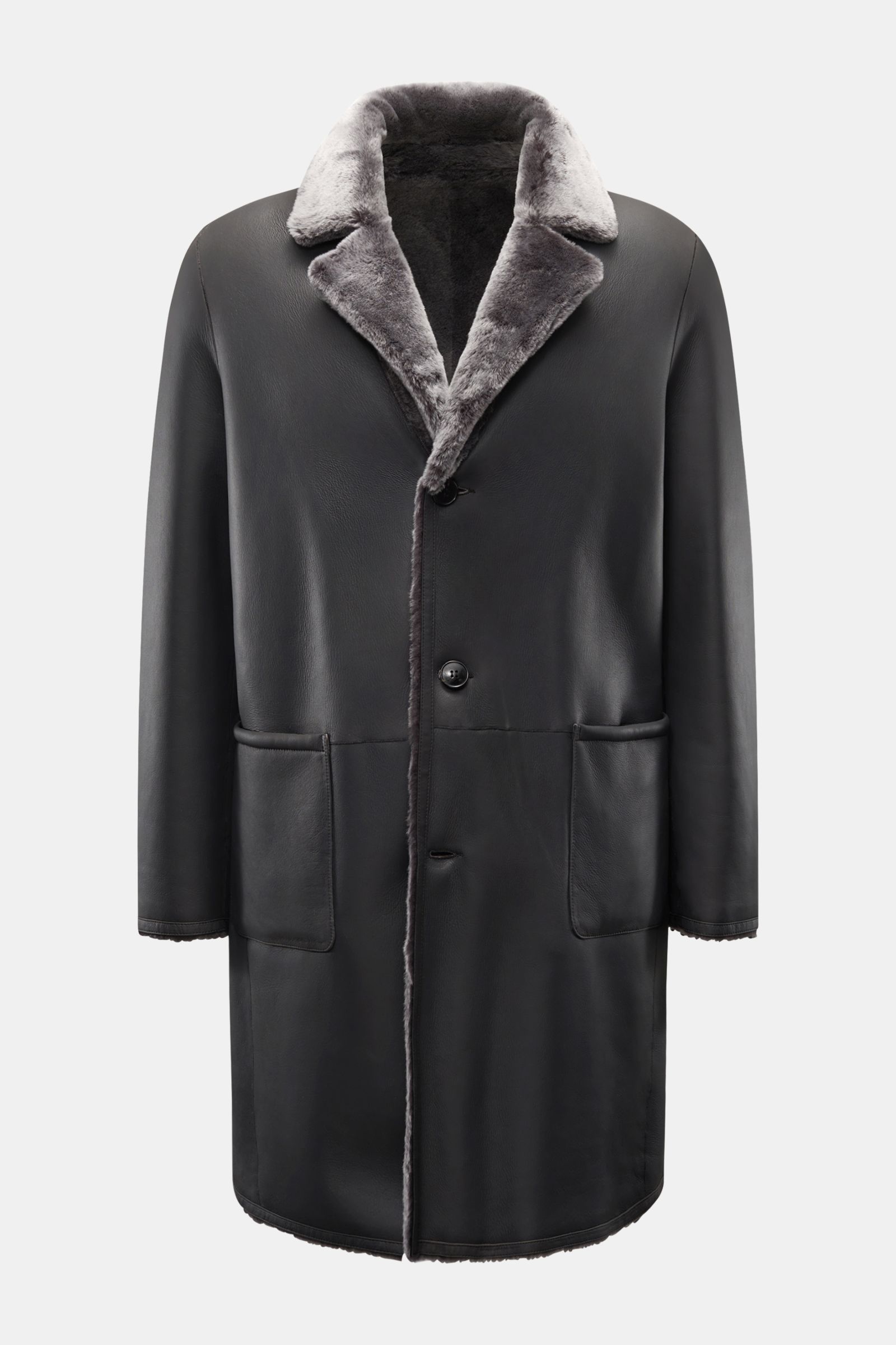 Manzoni 24 Lammfellmantel anthrazit, frontal fotografiert, Slim Fit aus weichem Lammleder mit Reverskragen, Drei-Knopf-Leiste, Hüfttaschen, Rückenmittelschlitz.
